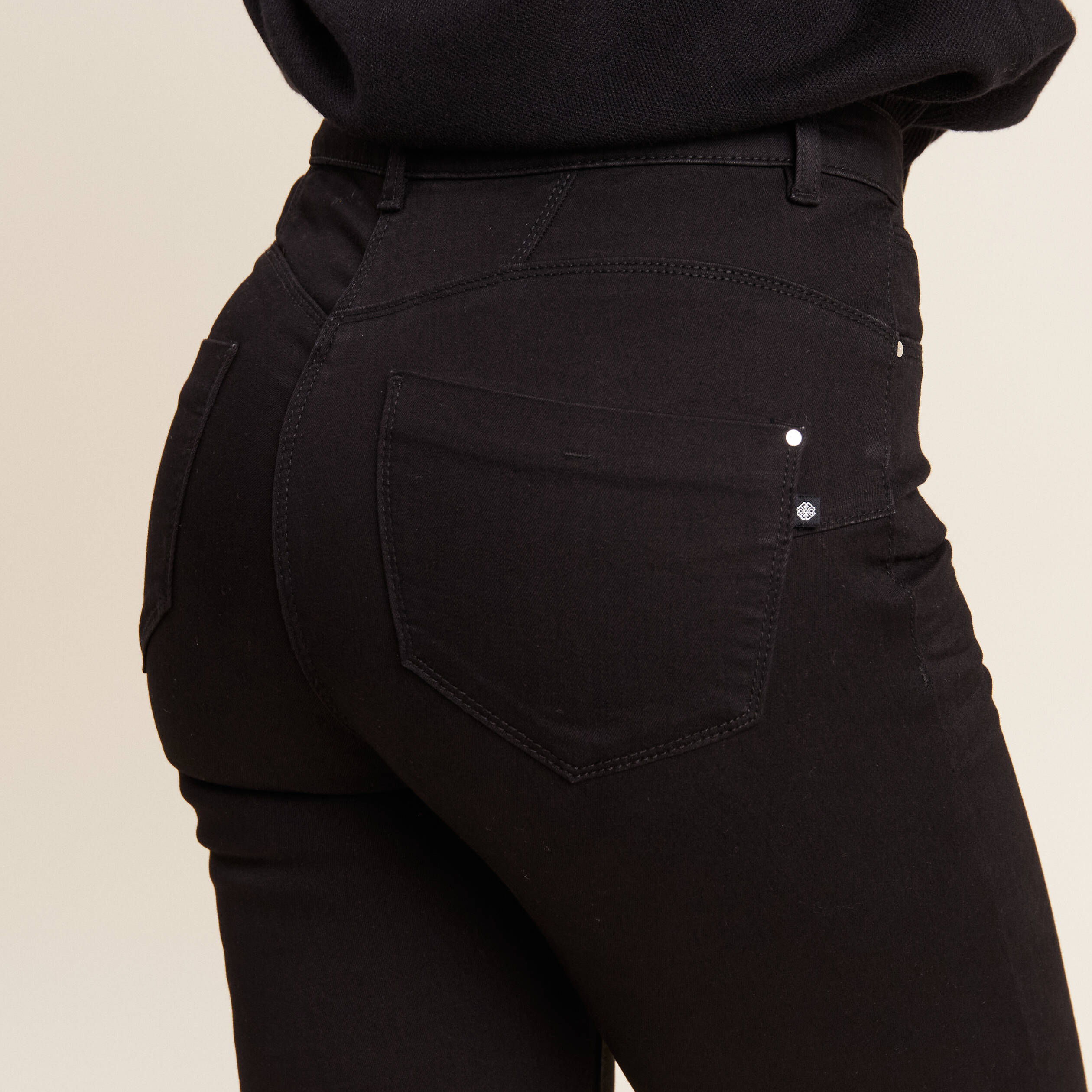 Jean ajusté taille standard long noir femme