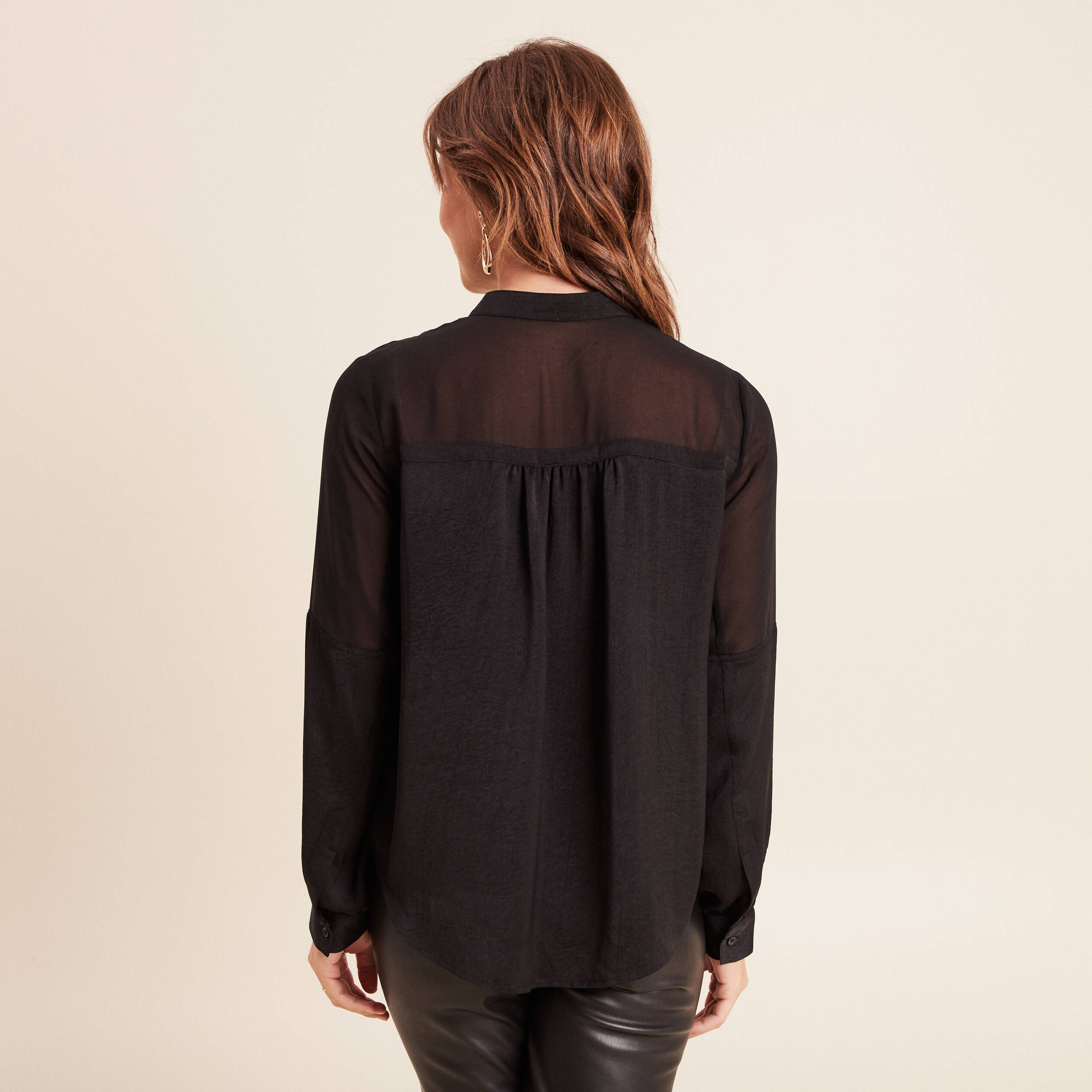 Chemise ample satin&eacute;e manches longues noir femme