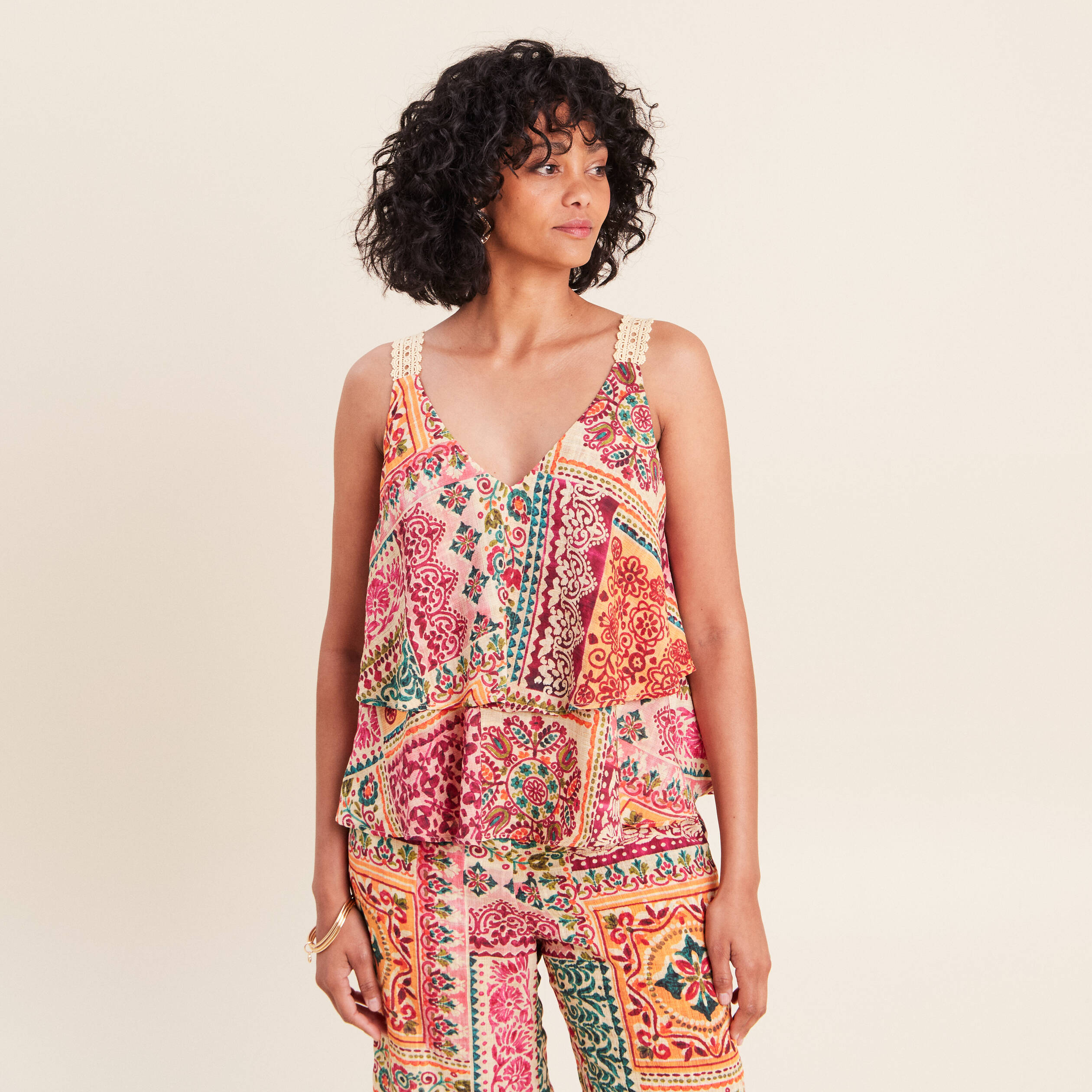 Top &agrave; bretelles volant&eacute; rose femme