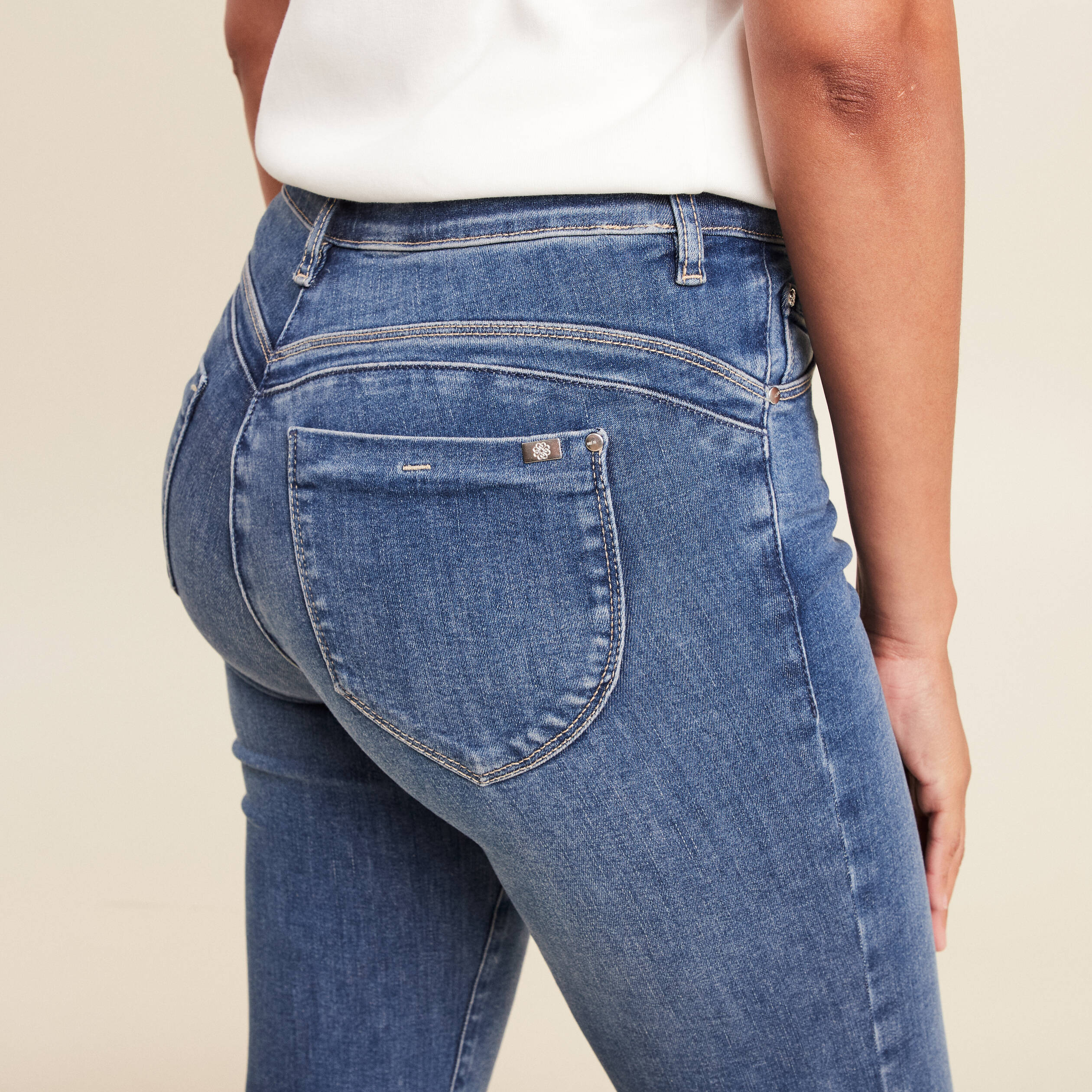 Jean magique L'Unique coupe ajust&eacute;e denim double stone femme