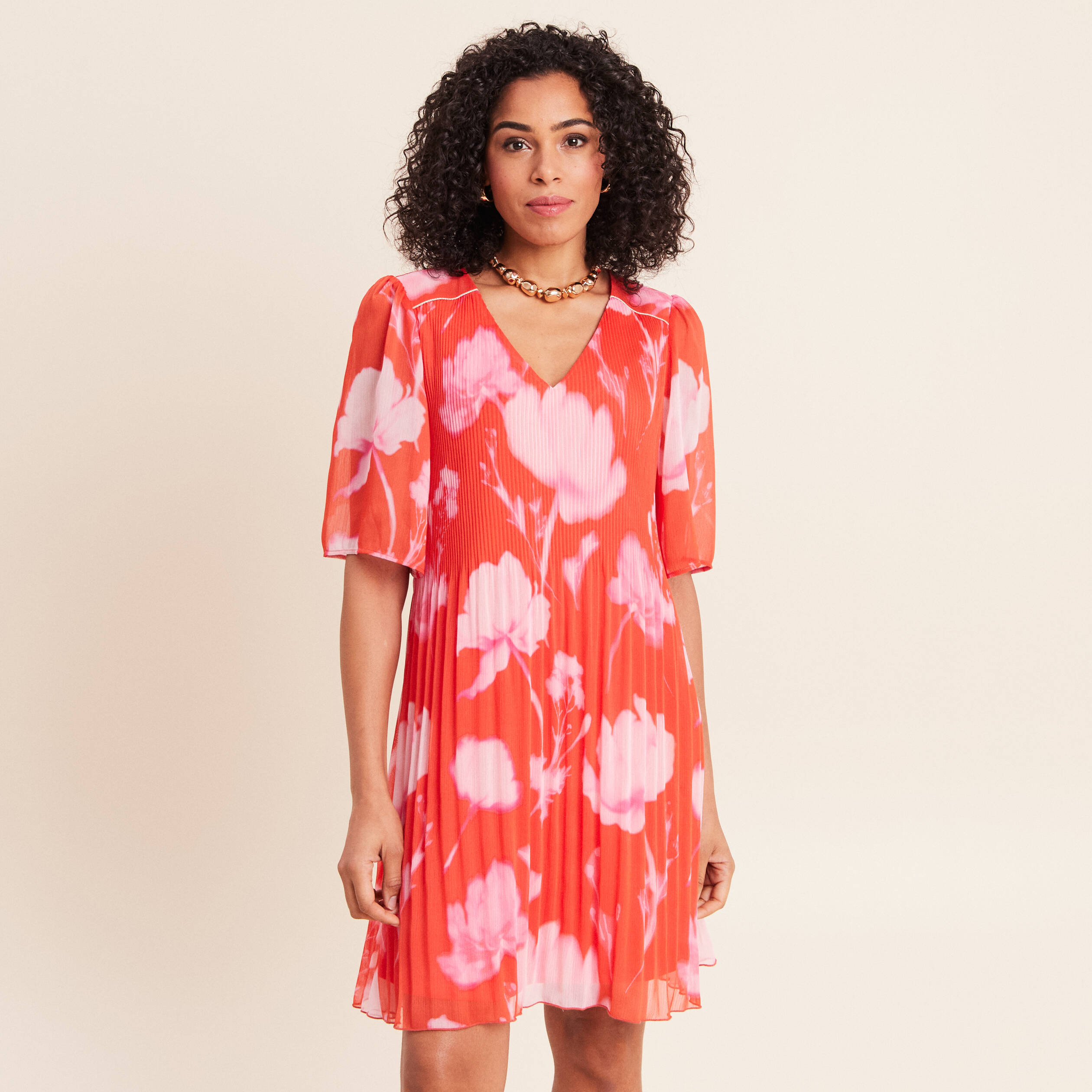 Robe courte &eacute;vas&eacute;e col v manches coudes rouge femme