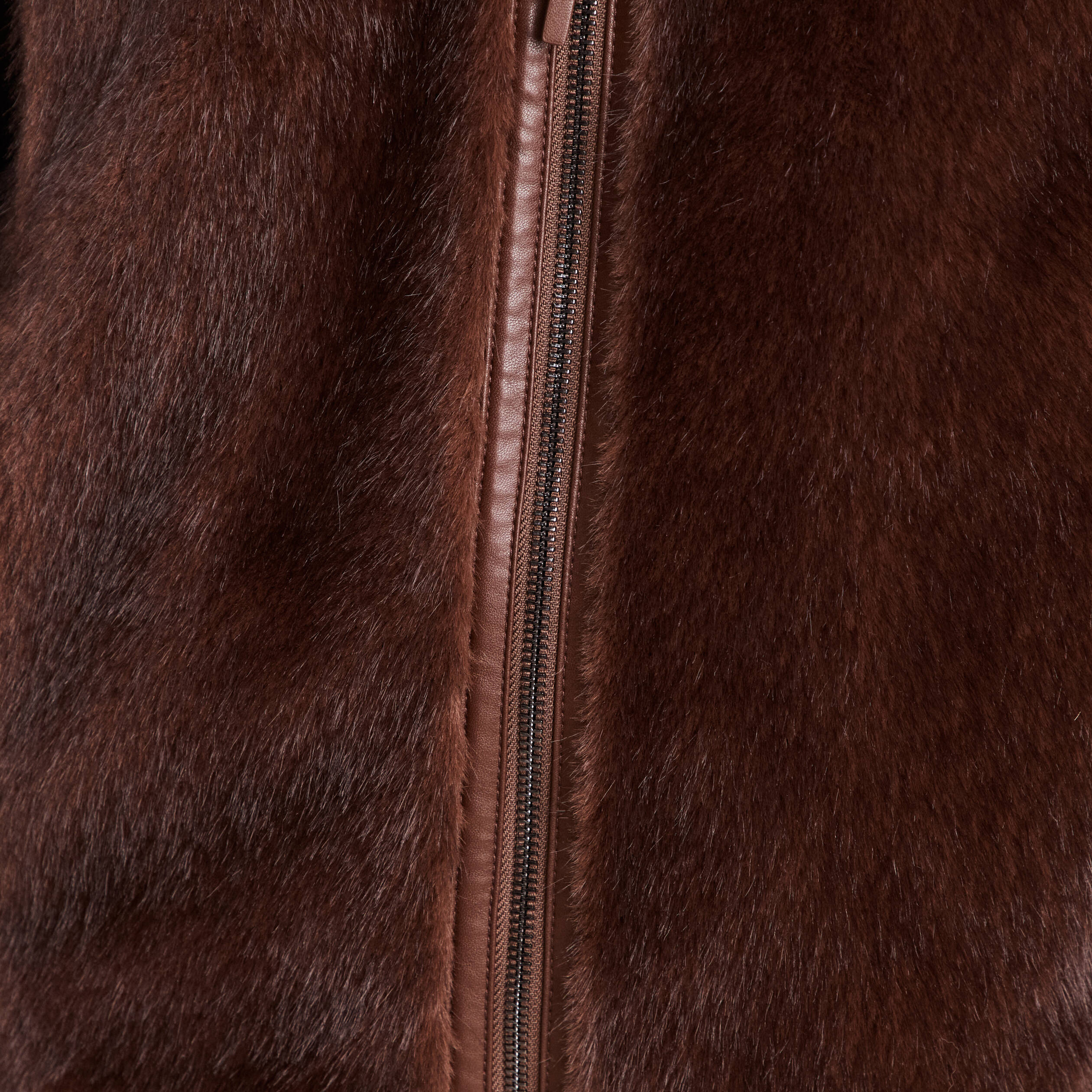 Manteau en fausse fourrure &agrave; capuche marron fonc&eacute; femme