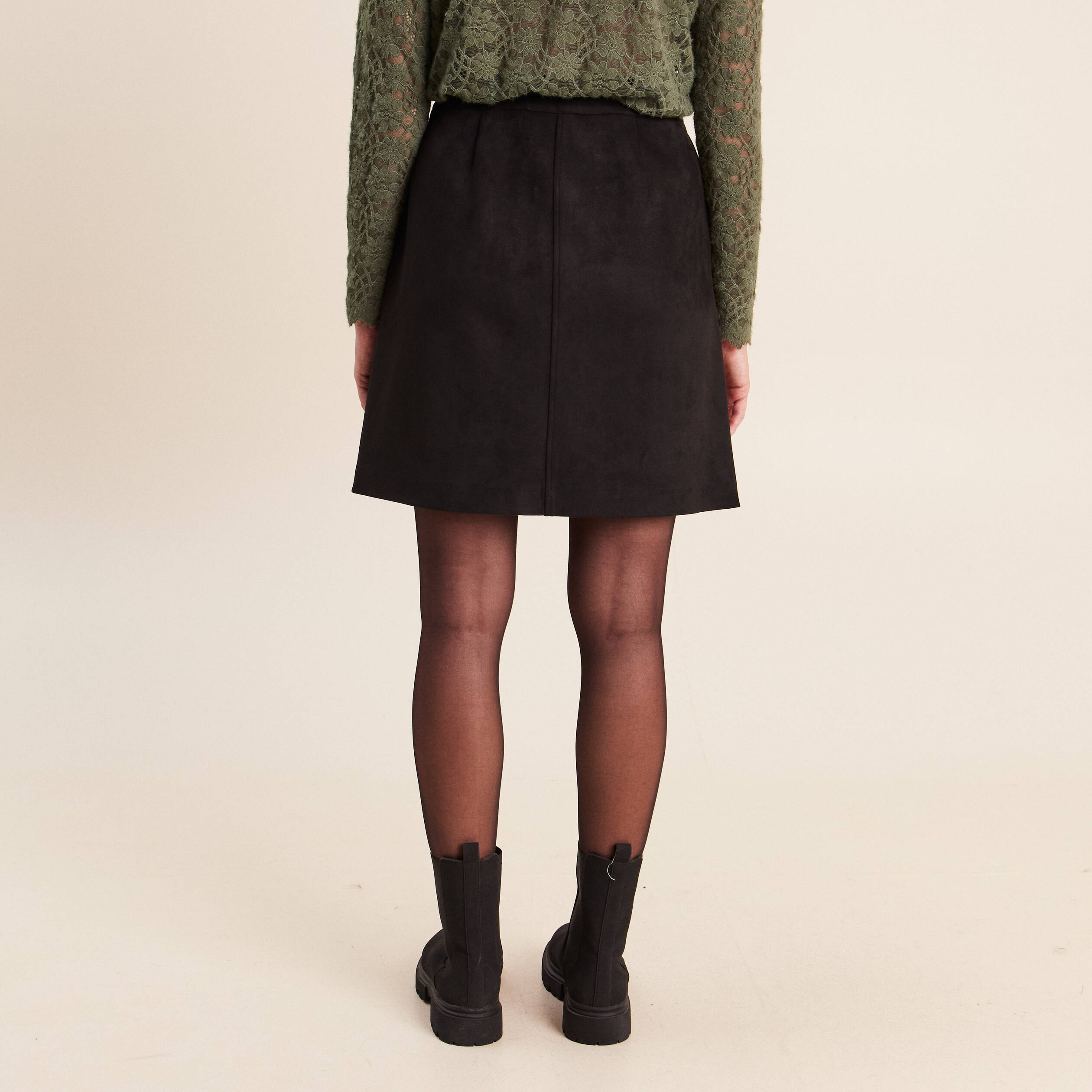 Jupe courte trap&egrave;ze aspect daim noir femme