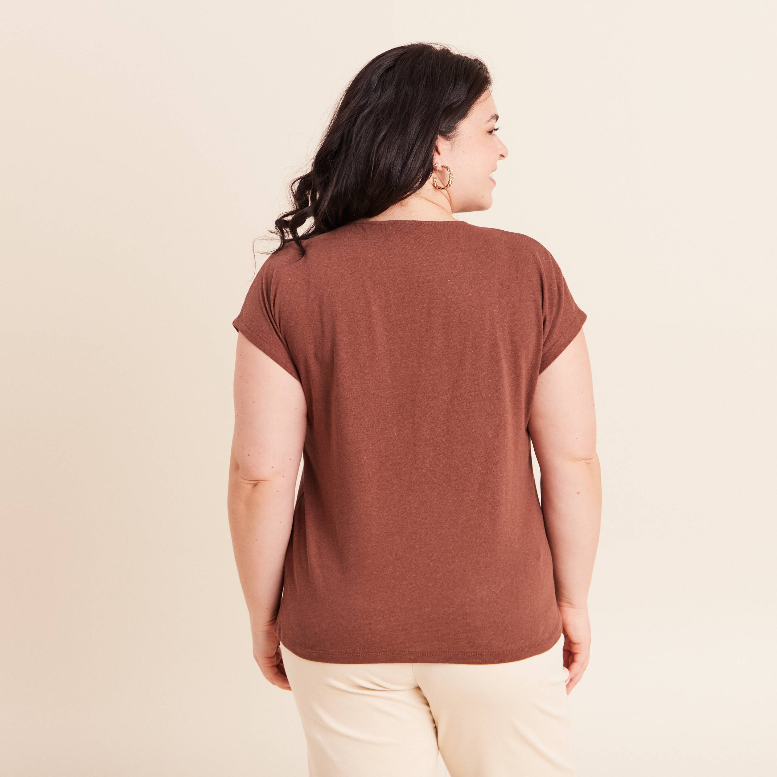 T-shirt col v manches courtes aspect lin marron fonc&eacute; femme