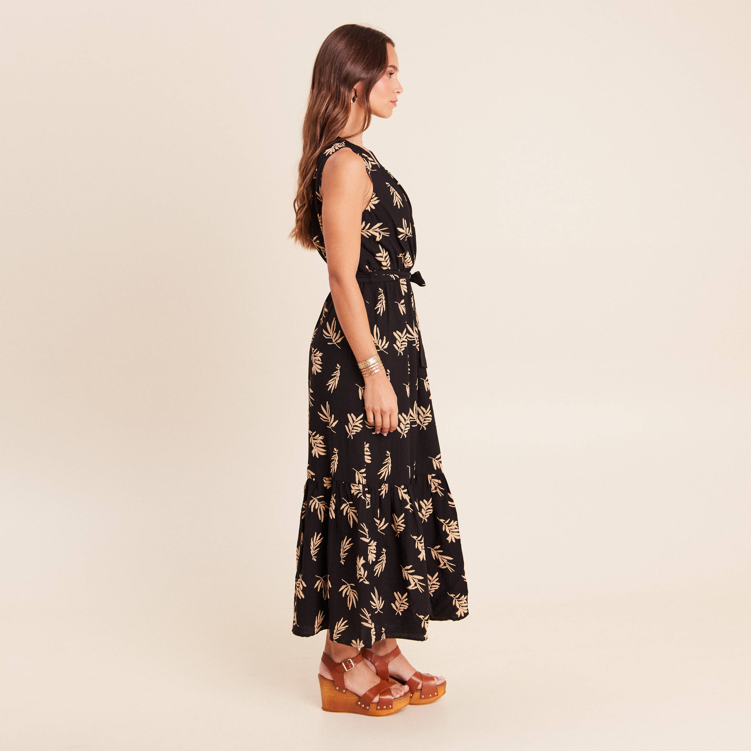 Robe longue &eacute;vas&eacute;e col v sans manches noir femme