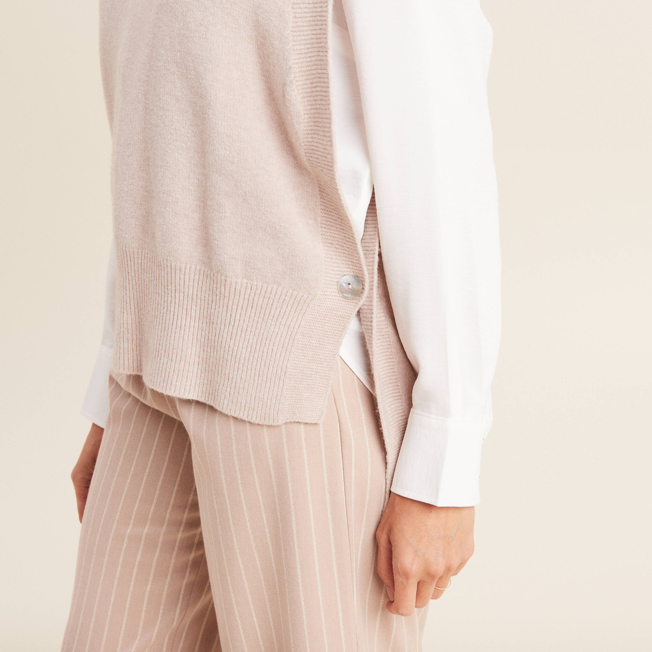 Pull sans manches &agrave; capuche creme femme