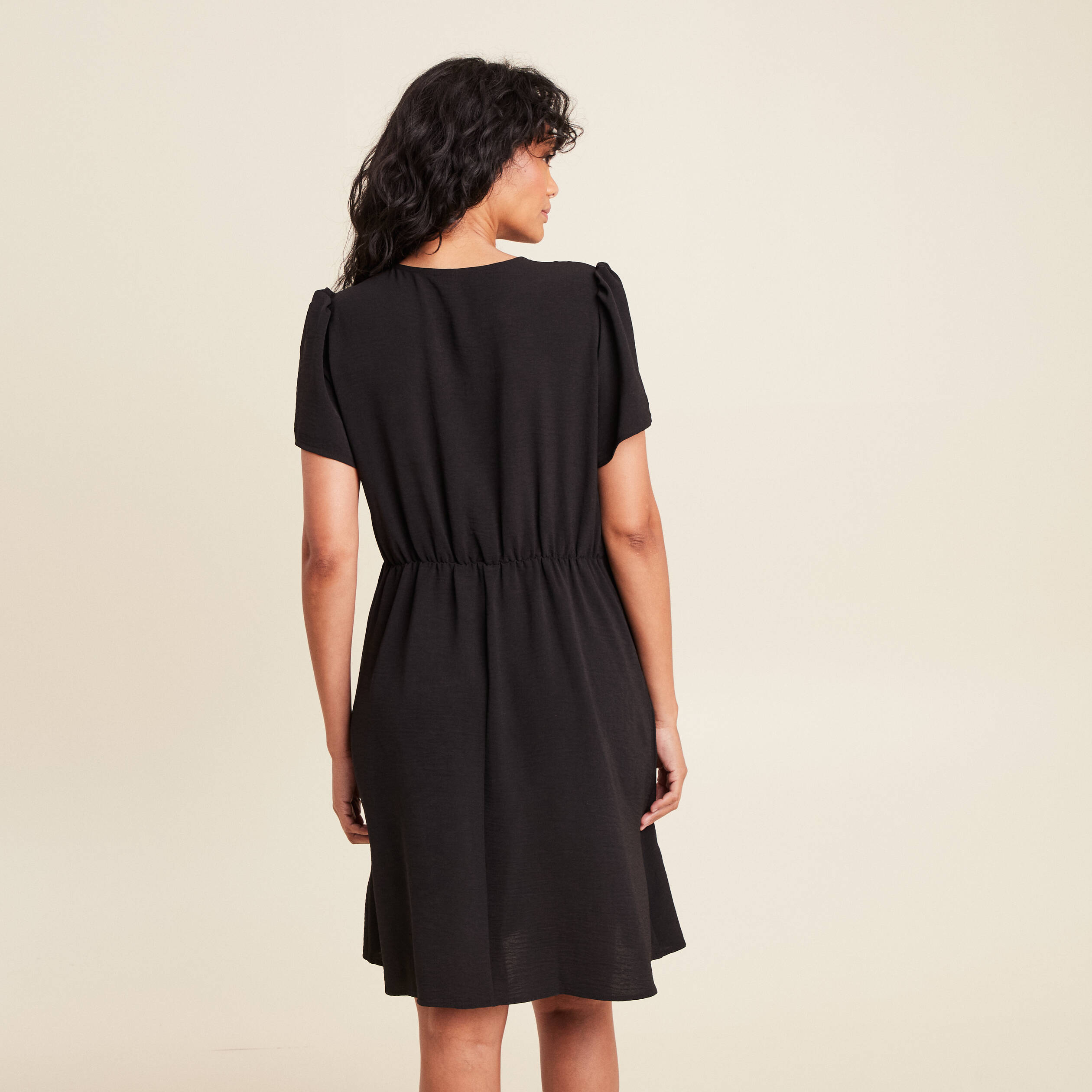 robe courte évasée col rond noir femme