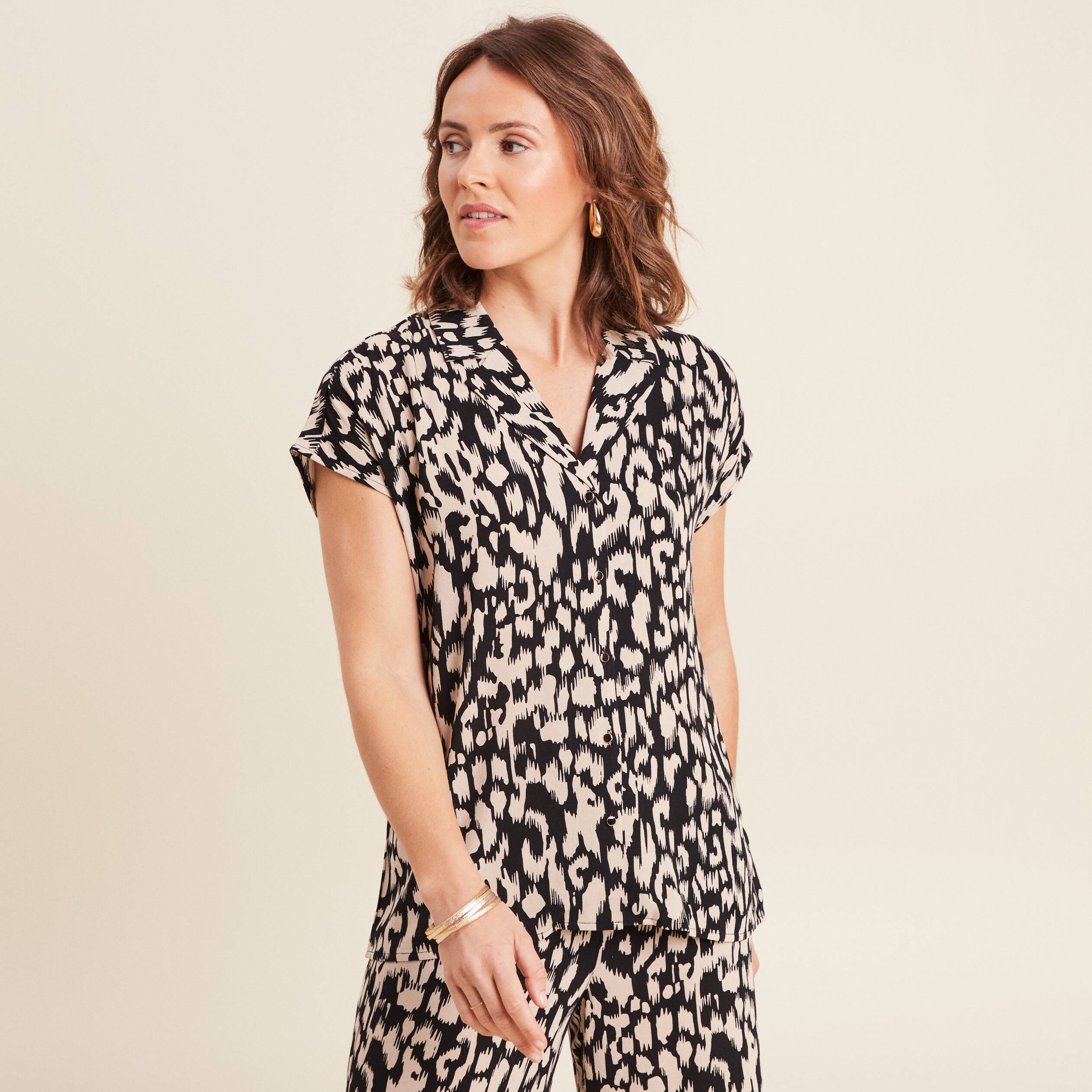 Chemise cr&ecirc;pe manches courtes noir femme