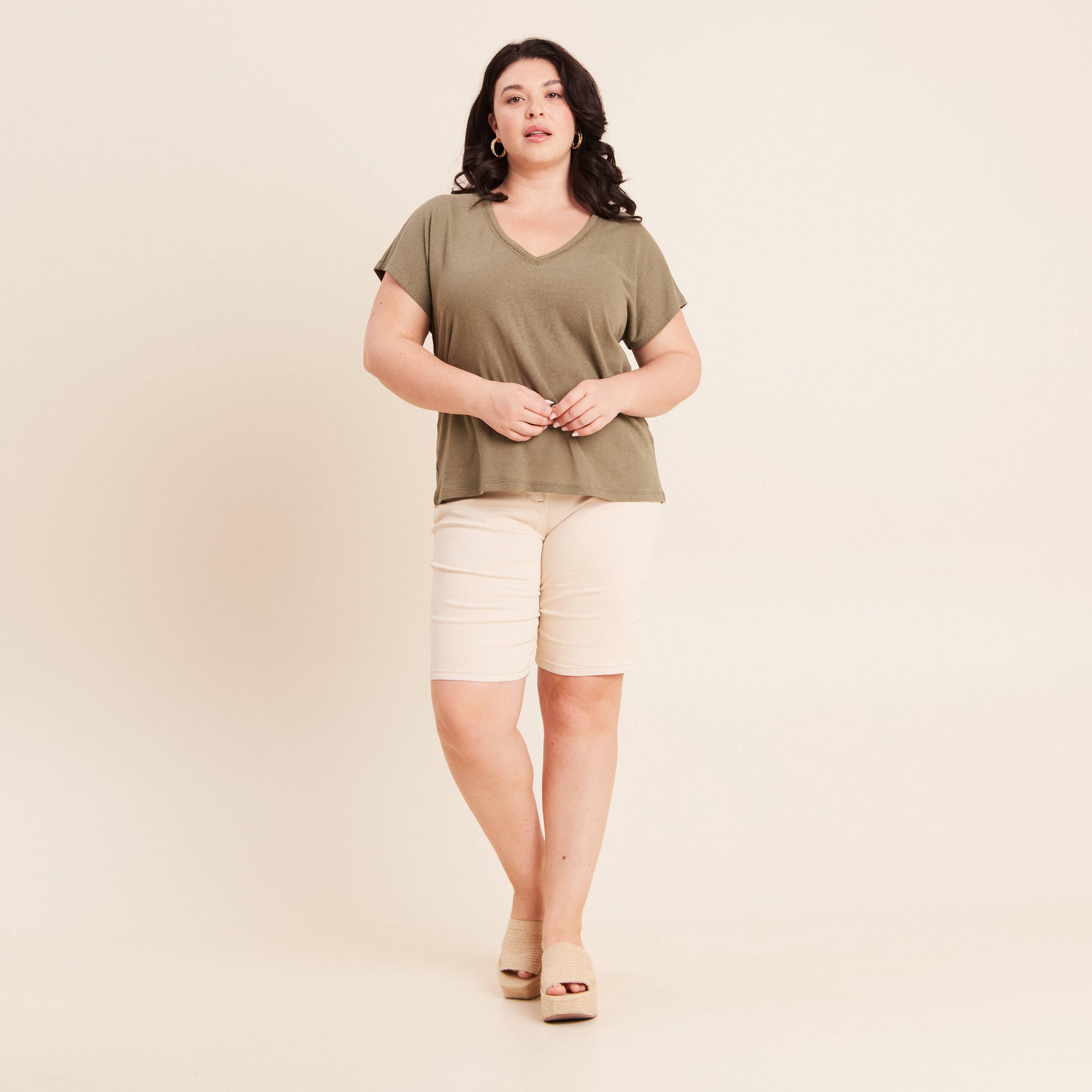T-shirt col v manches courtes aspect lin vert kaki femme