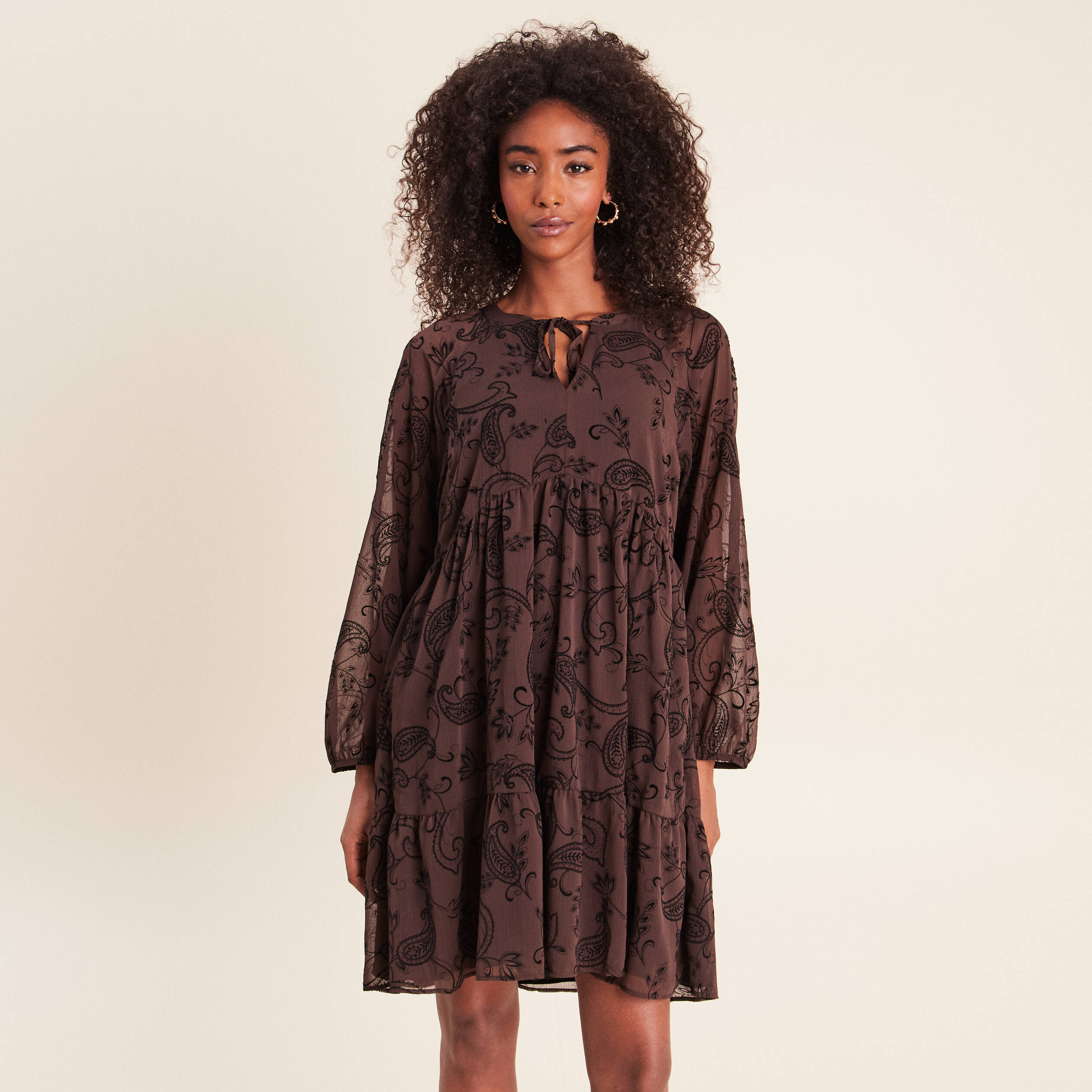 Robe courte &eacute;vas&eacute;e col v manches longues noir femme