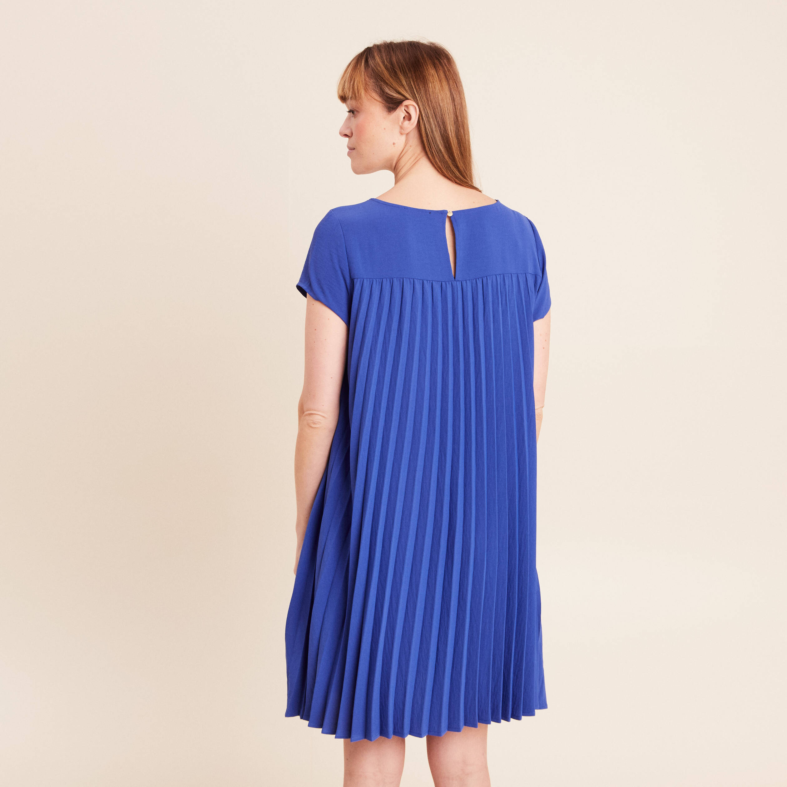 Robe courte &eacute;vas&eacute;e pliss&eacute;e col rond bleu fonc&eacute; femme