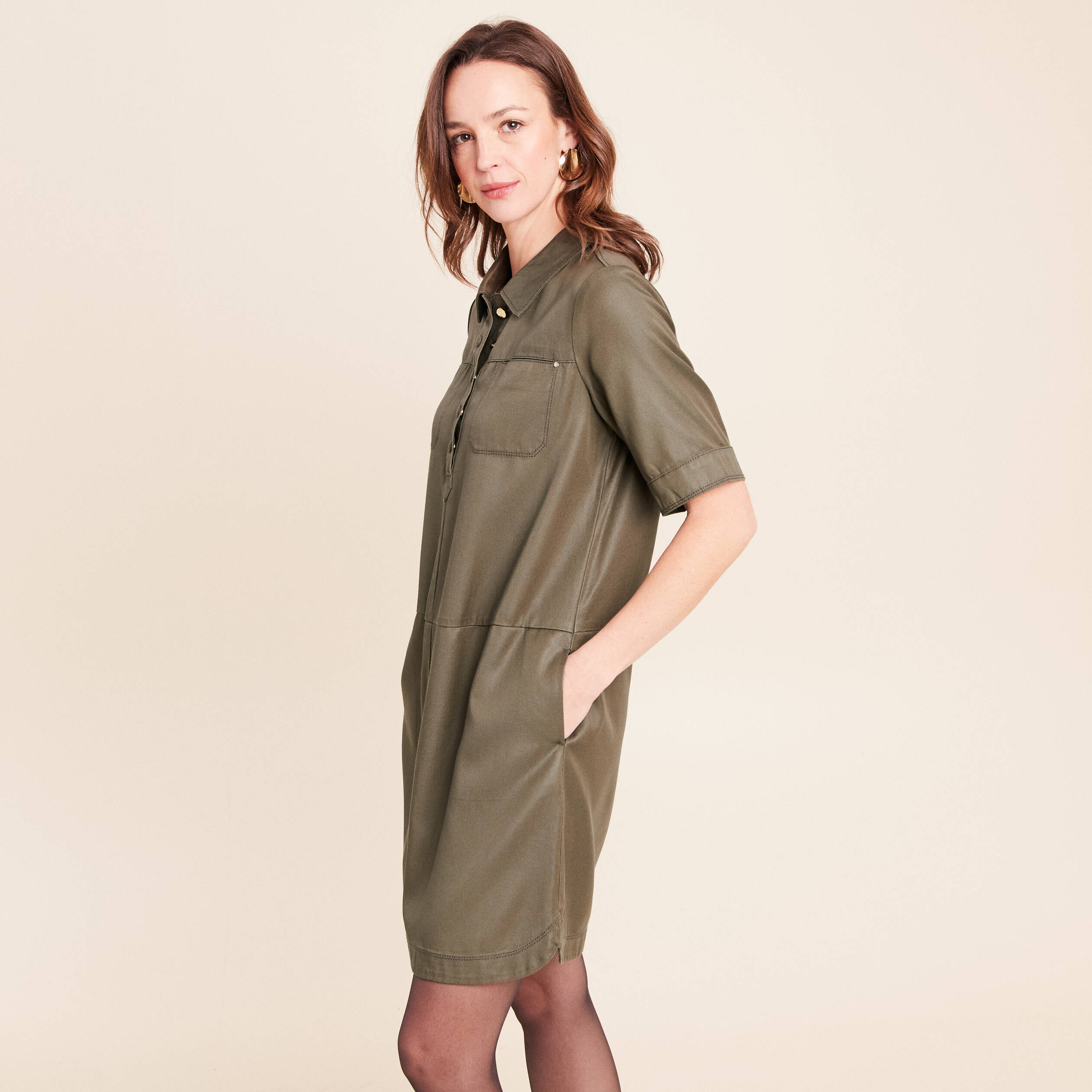 Robe droite courte enduite col chemise vert kaki femme