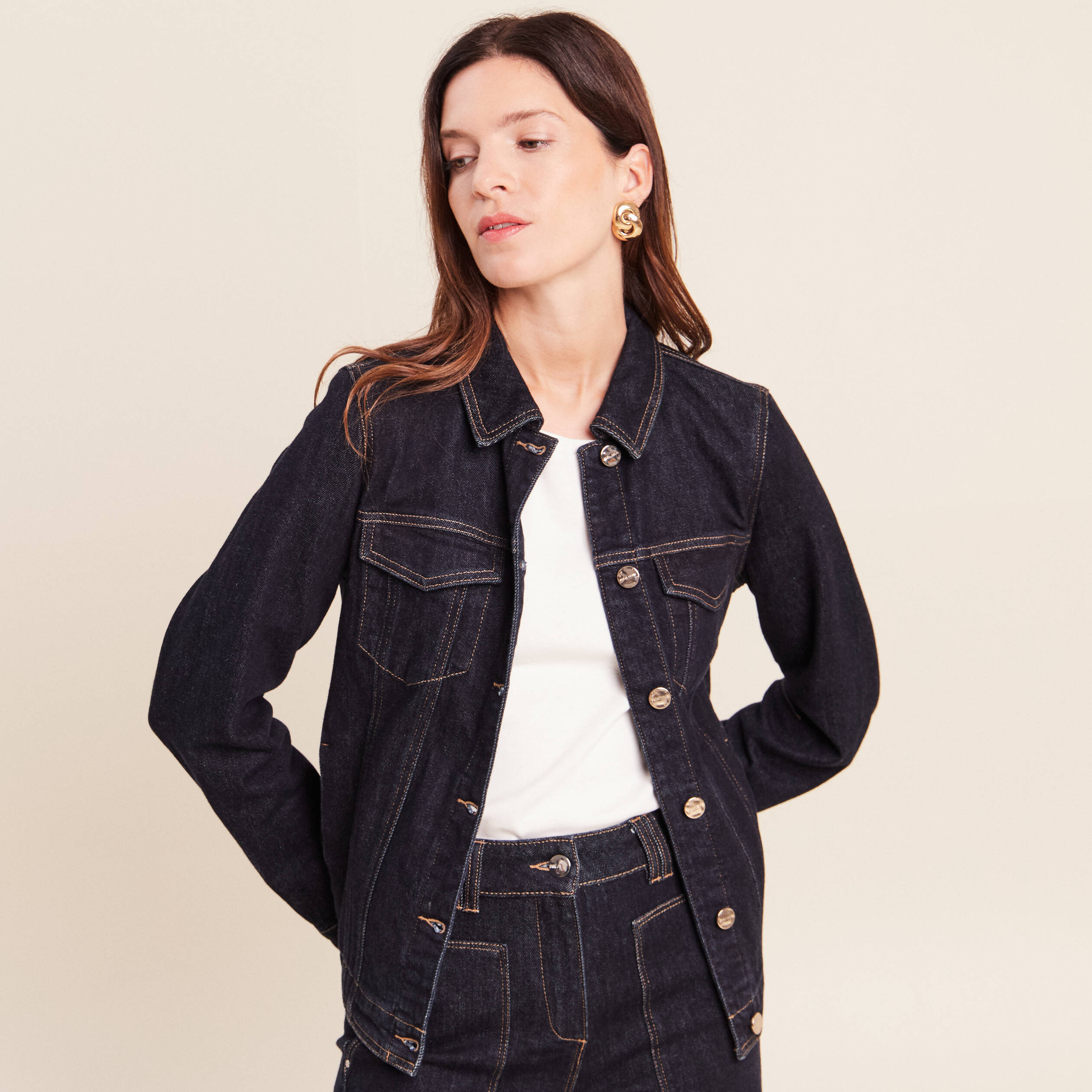 Veste cintr&eacute;e courte en jean denim brut femme
