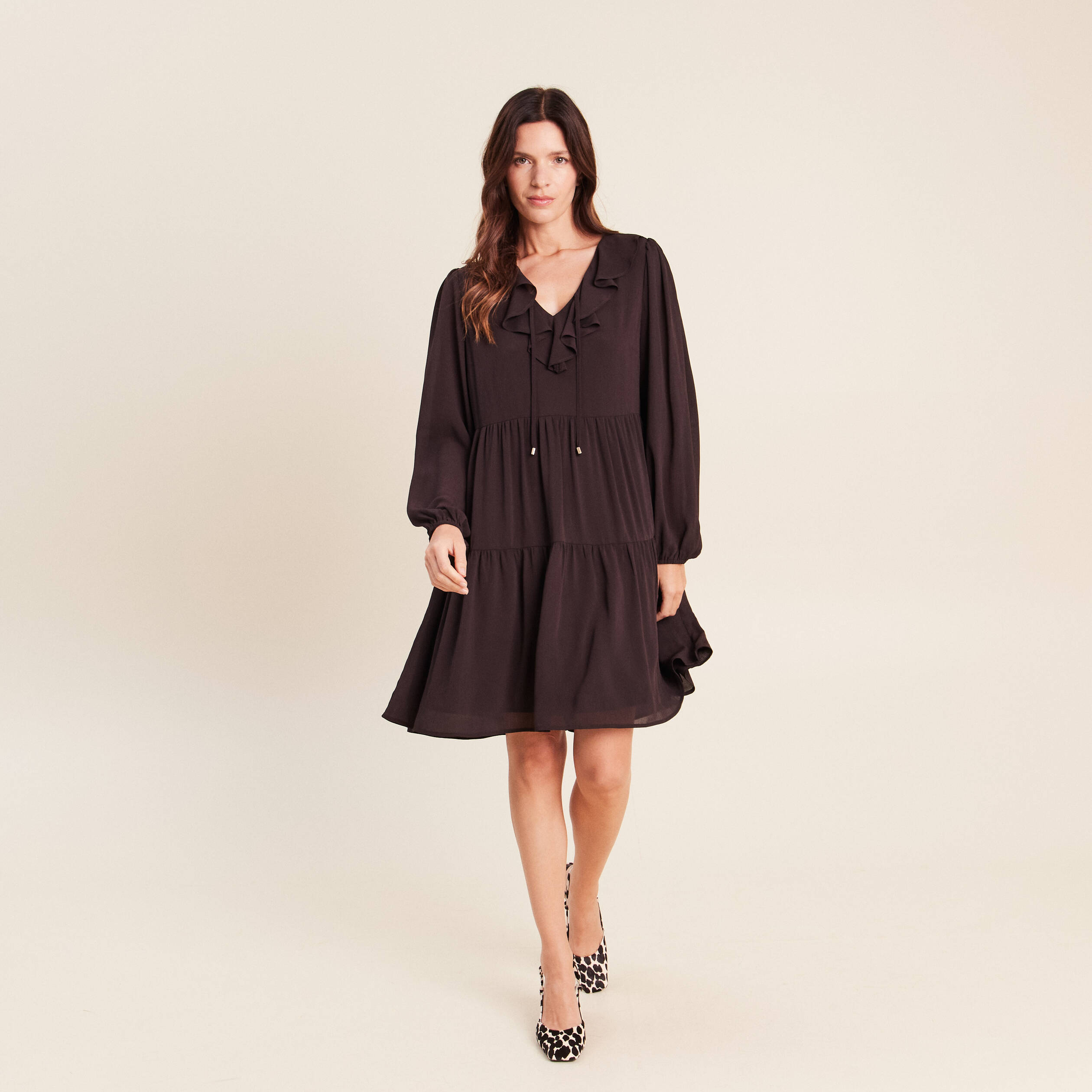 Robe courte &eacute;vas&eacute;e col v manches longues marron fonc&eacute; femme