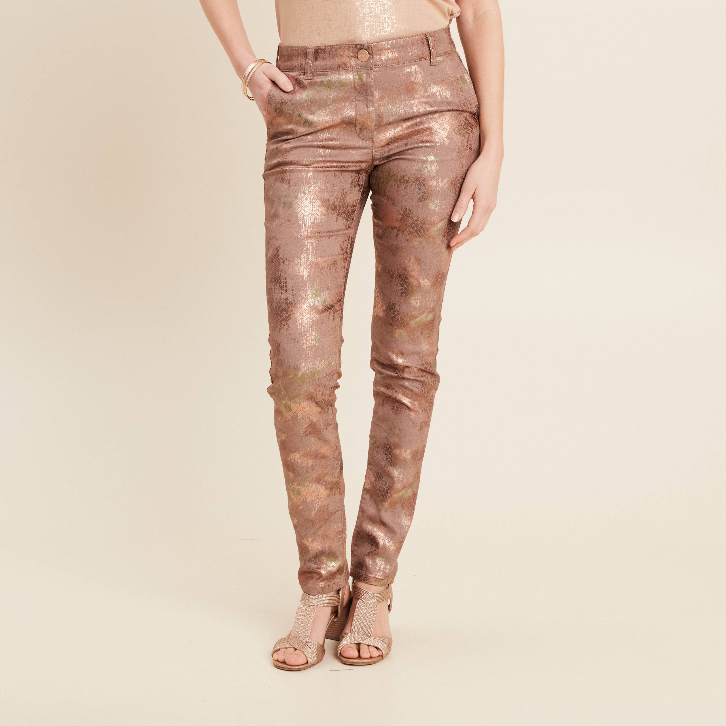 Pantalon ajust&eacute; marron femme