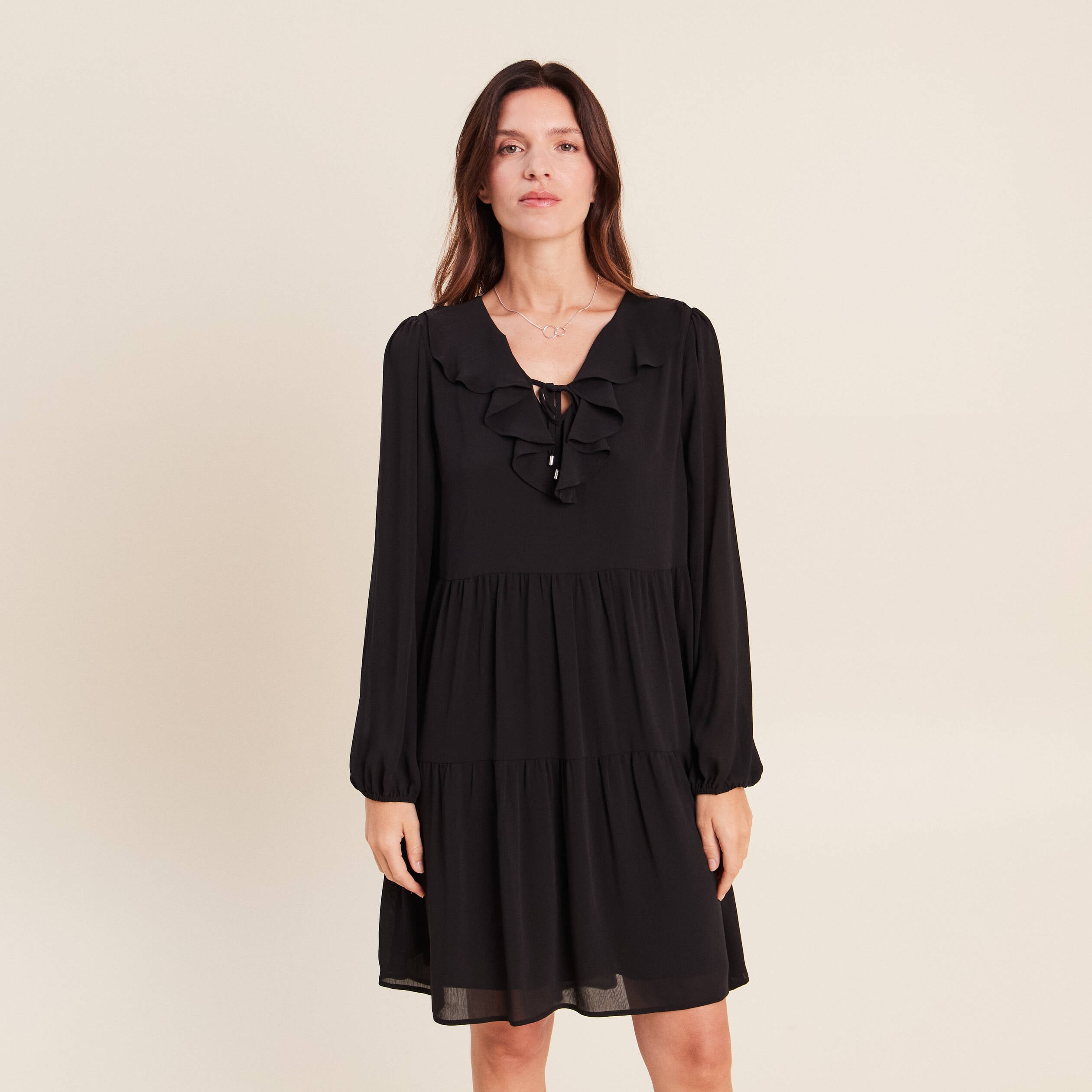 Robe courte &eacute;vas&eacute;e col v manches longues noir femme