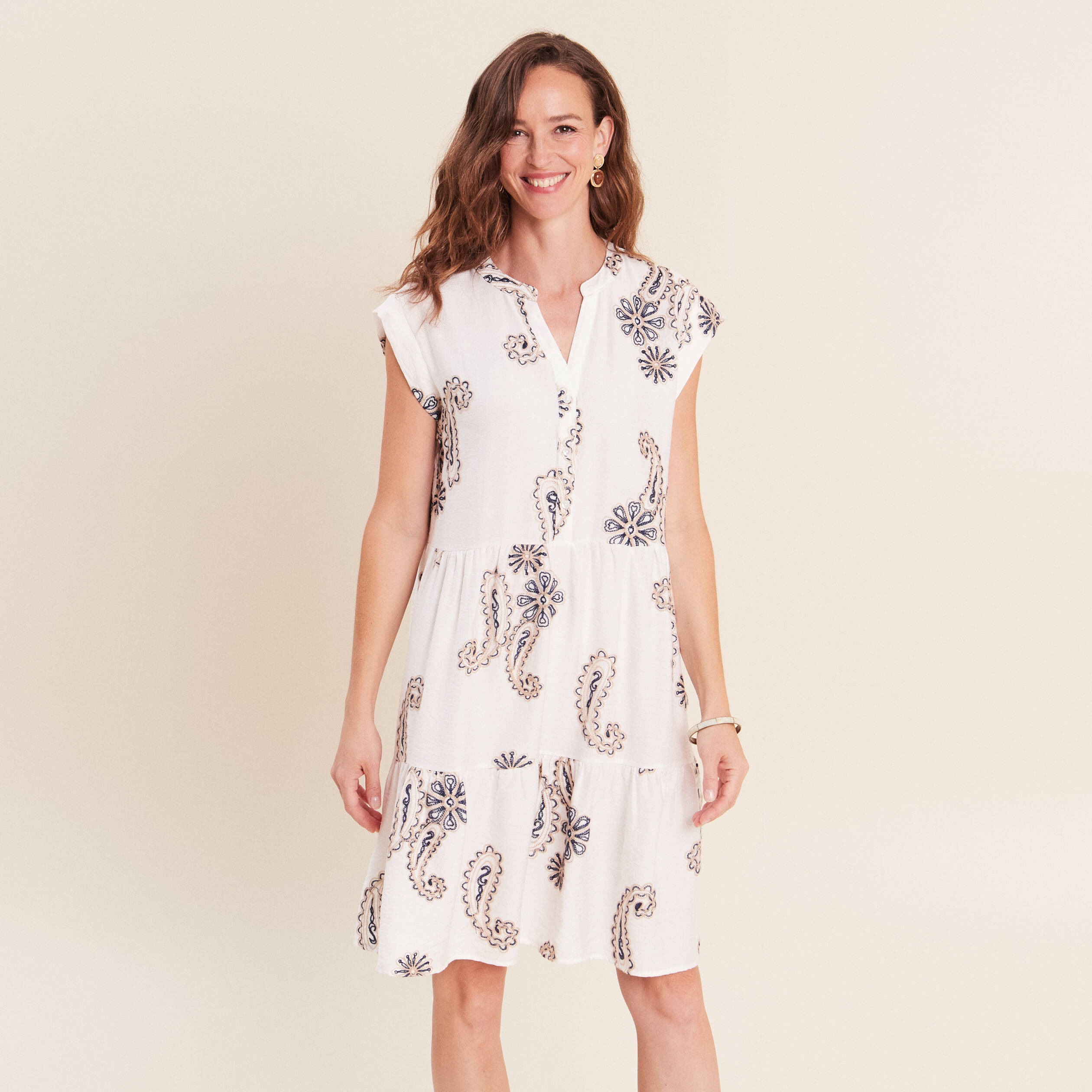 Robe courte &eacute;vas&eacute;e col tunisien brod&eacute;e bleu femme