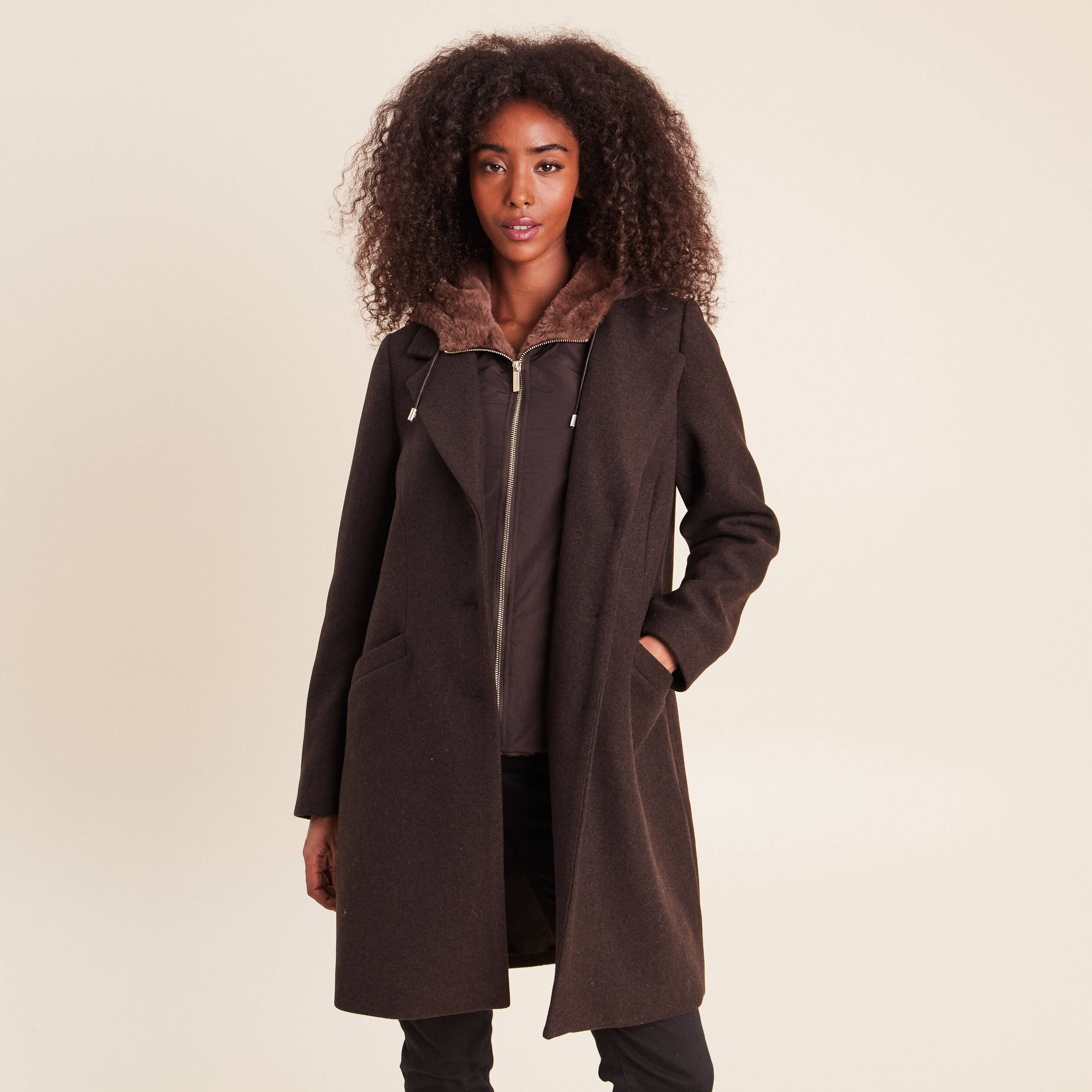 Manteau ajust&eacute; capuche amovible marron fonc&eacute; femme