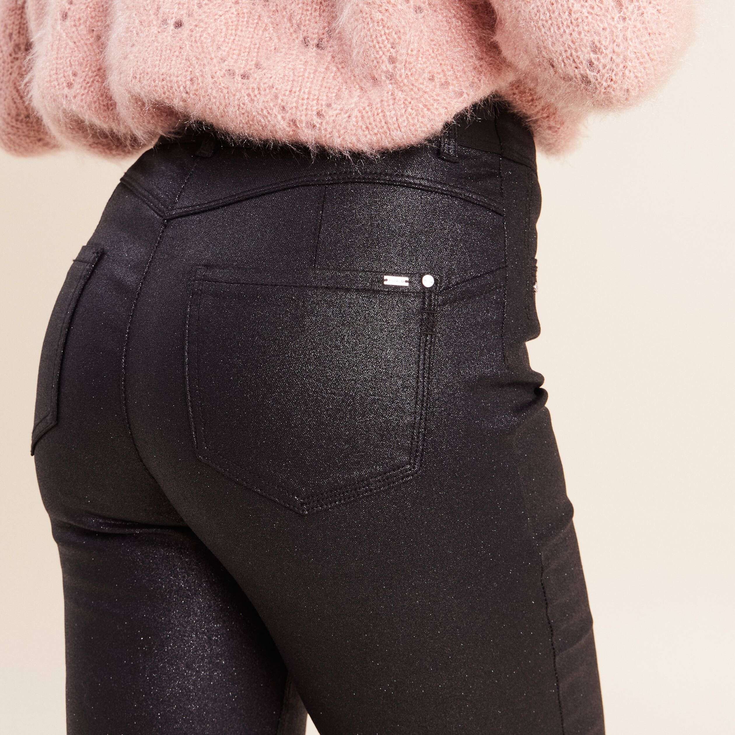Pantalon iris&eacute; en similicuir noir femme