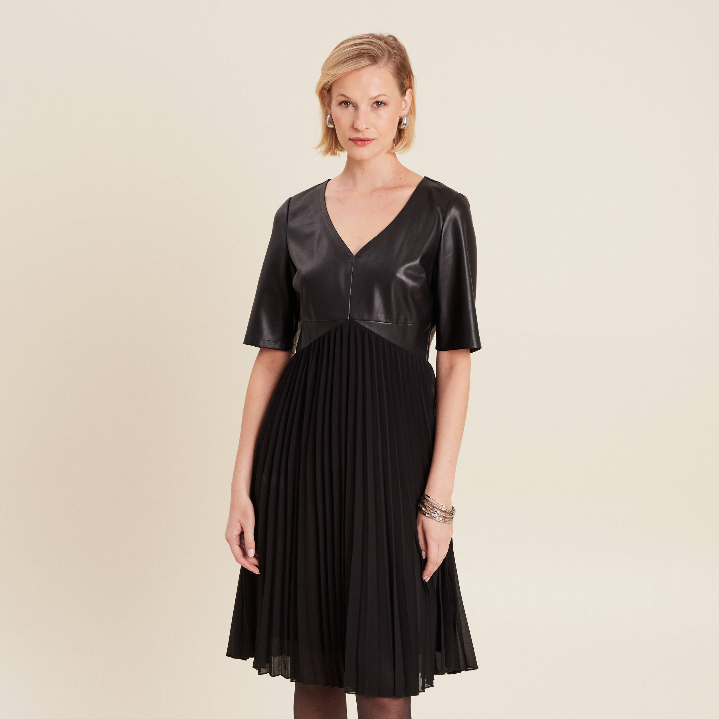 robe evasee plissee noir femme Robe évasée plissée noir femme