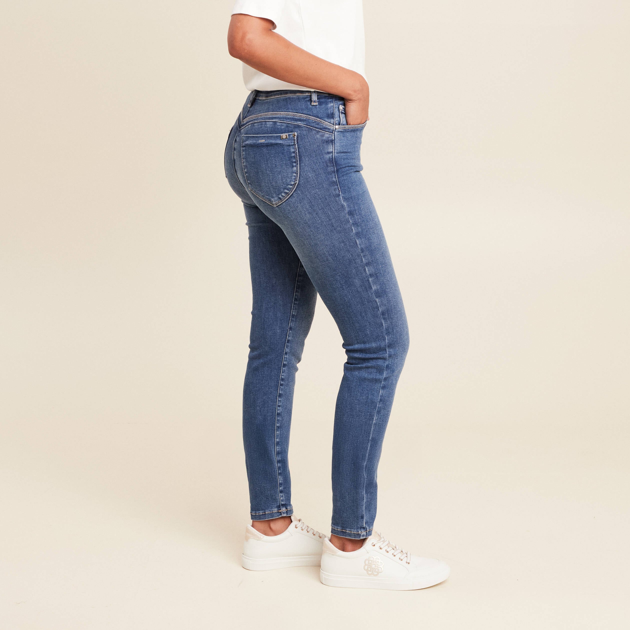 Jean magique L'Unique coupe ajust&eacute;e denim double stone femme