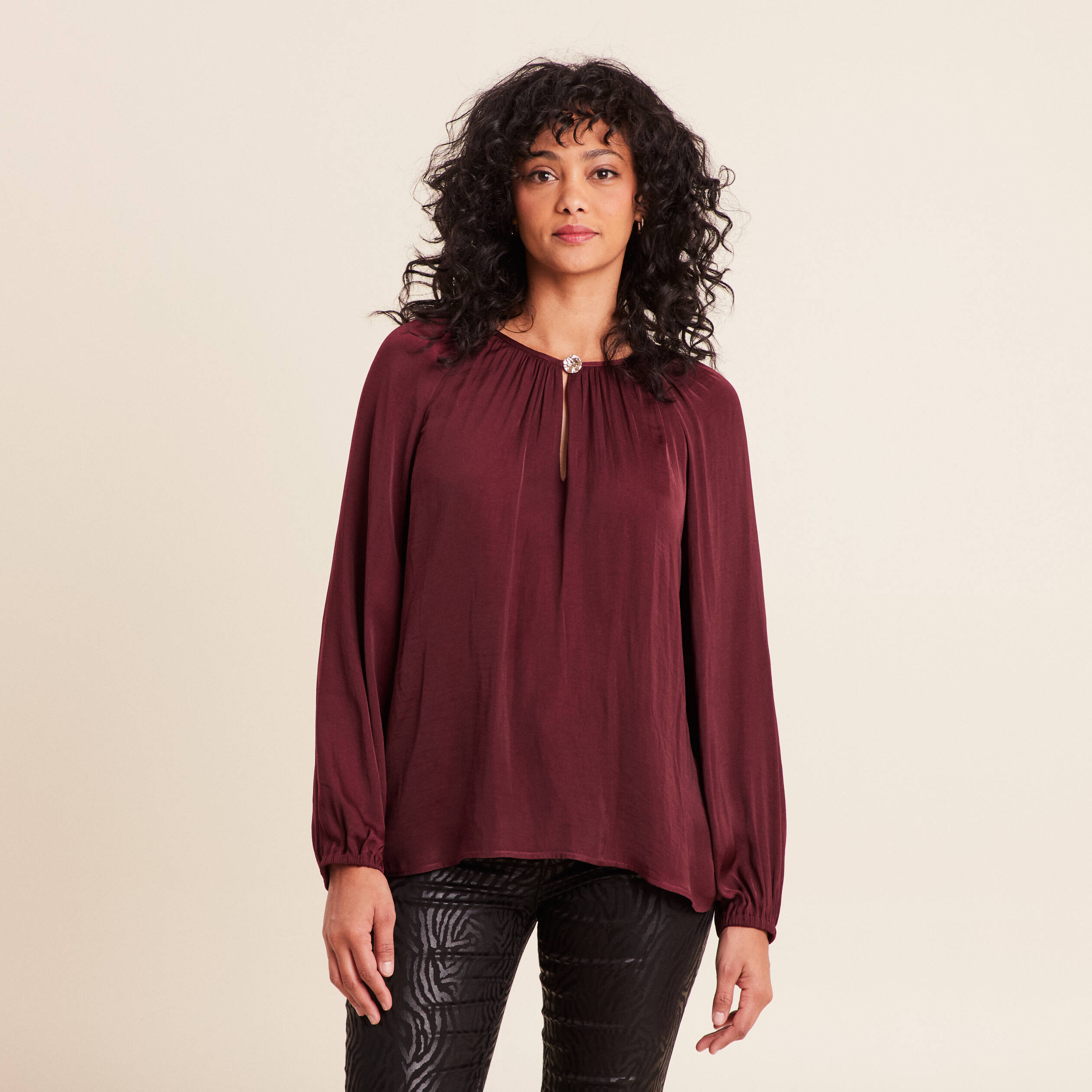 Blouse ample col rond satin&eacute;e bordeaux femme