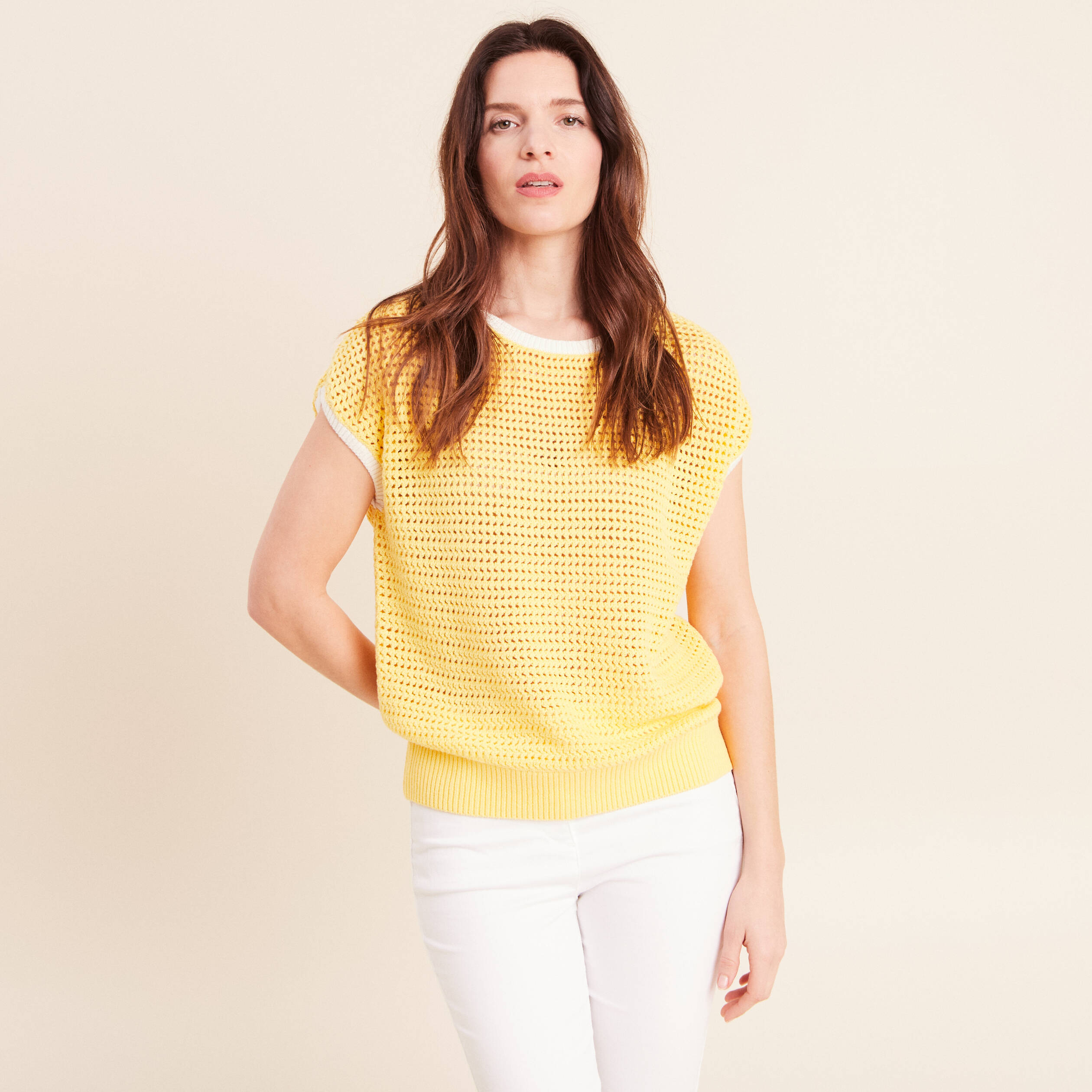 Pull ajour&eacute; sans manches col rond jaune pastel femme