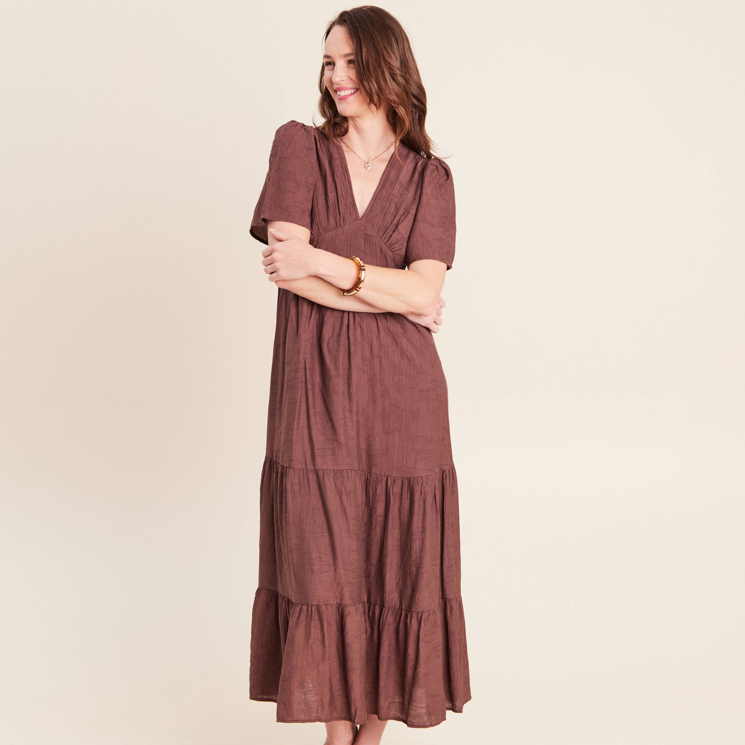 Robe &eacute;vas&eacute;e col v doubl&eacute;e marron fonc&eacute; femme