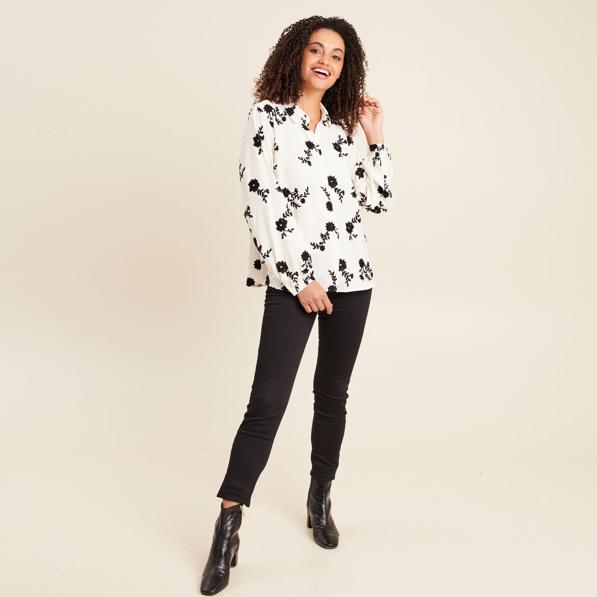 Chemise fluide brod&eacute;e manches longues blanc femme