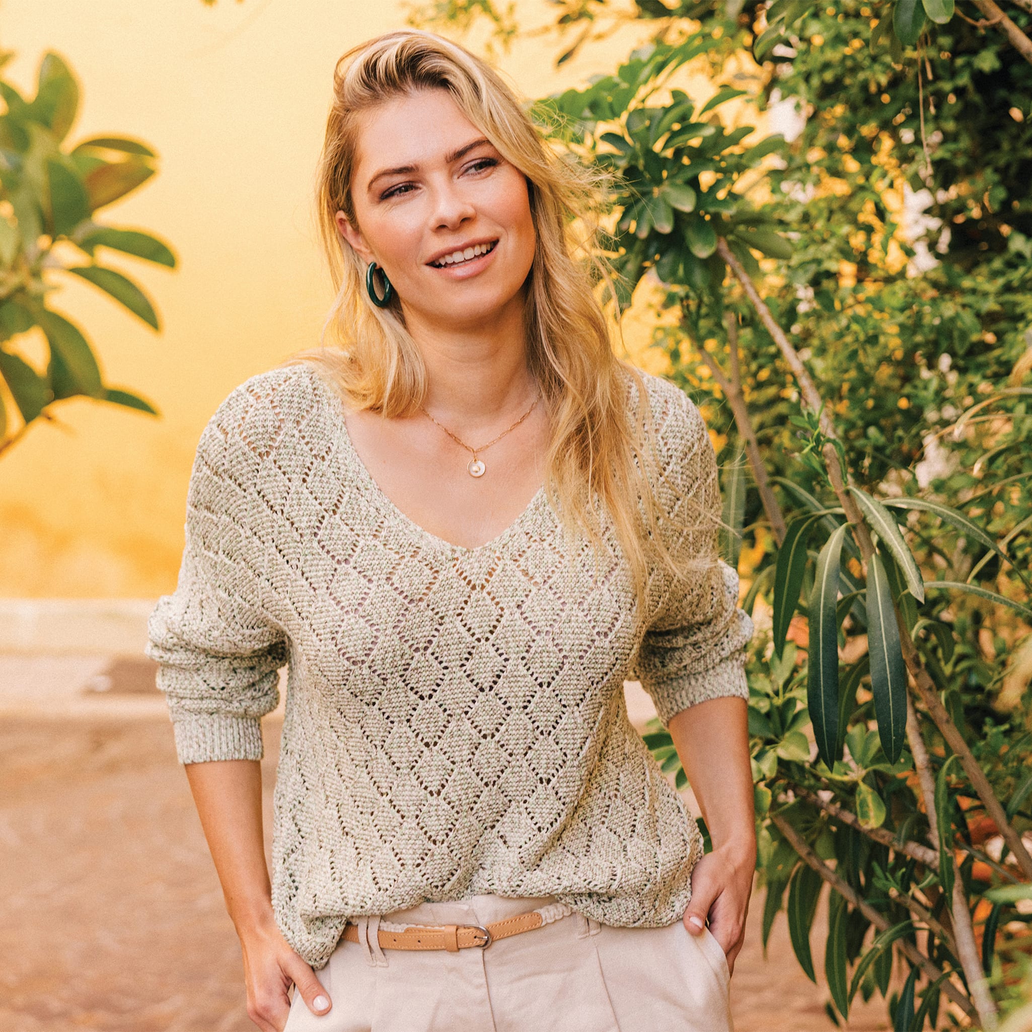 Pull manches longues ajour&eacute; vert femme