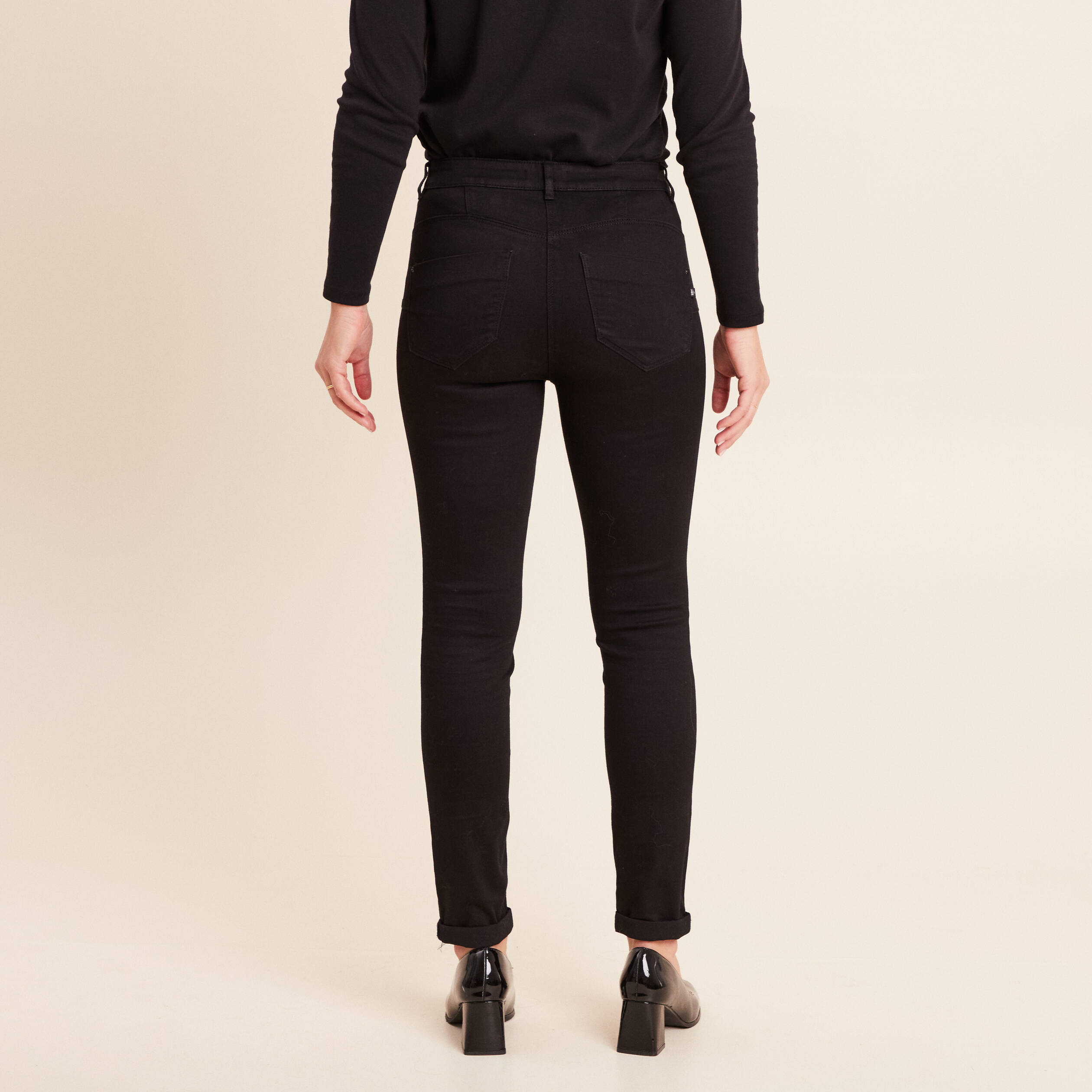 Jean coupe ajust&eacute;e 7/8&egrave;me noir femme