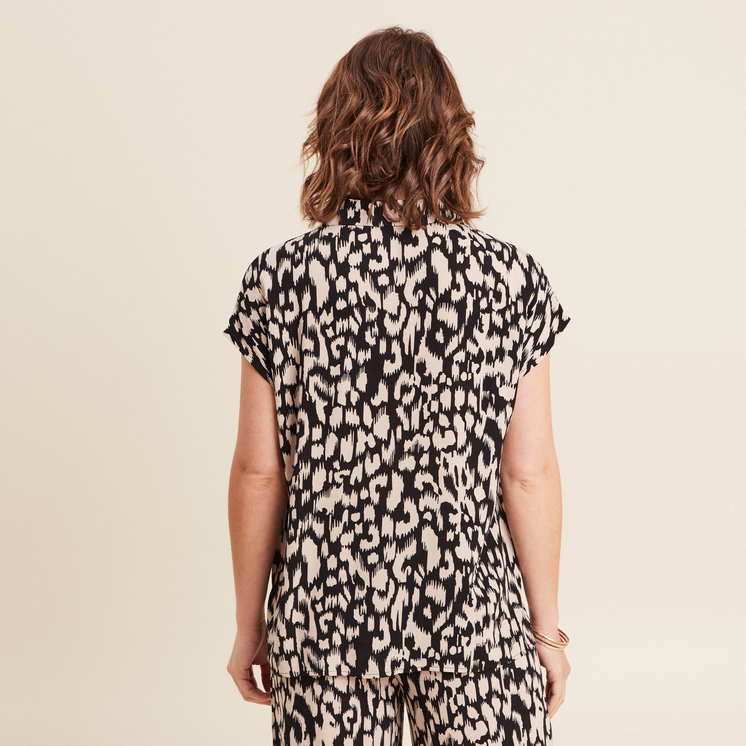 Chemise cr&ecirc;pe manches courtes noir femme