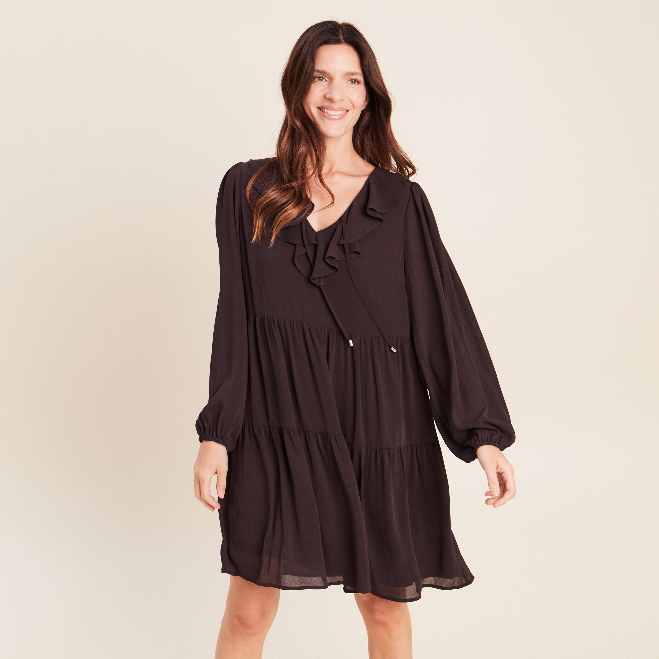 Robe courte &eacute;vas&eacute;e col v manches longues marron fonc&eacute; femme