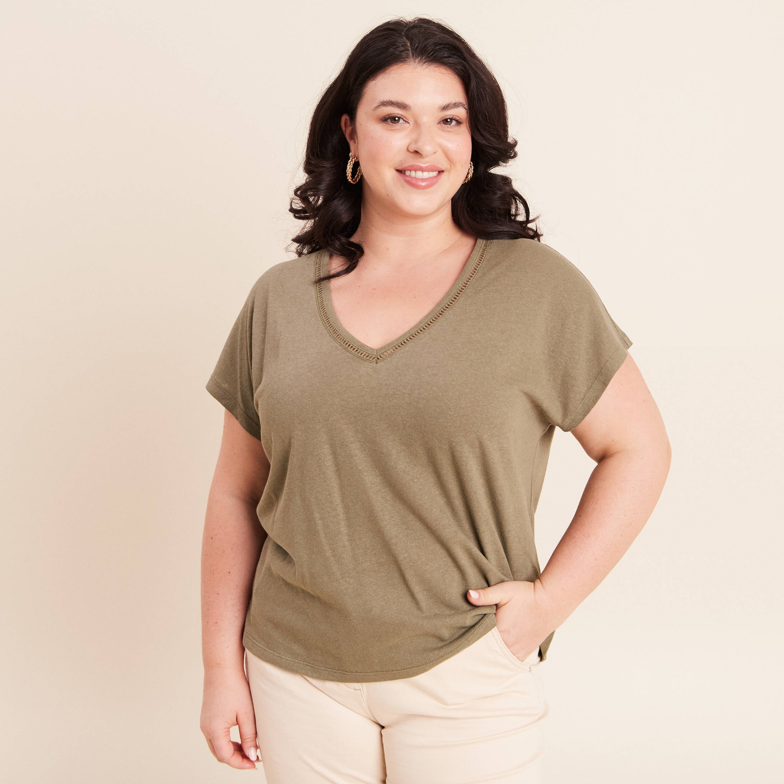 T-shirt col v manches courtes aspect lin vert kaki femme