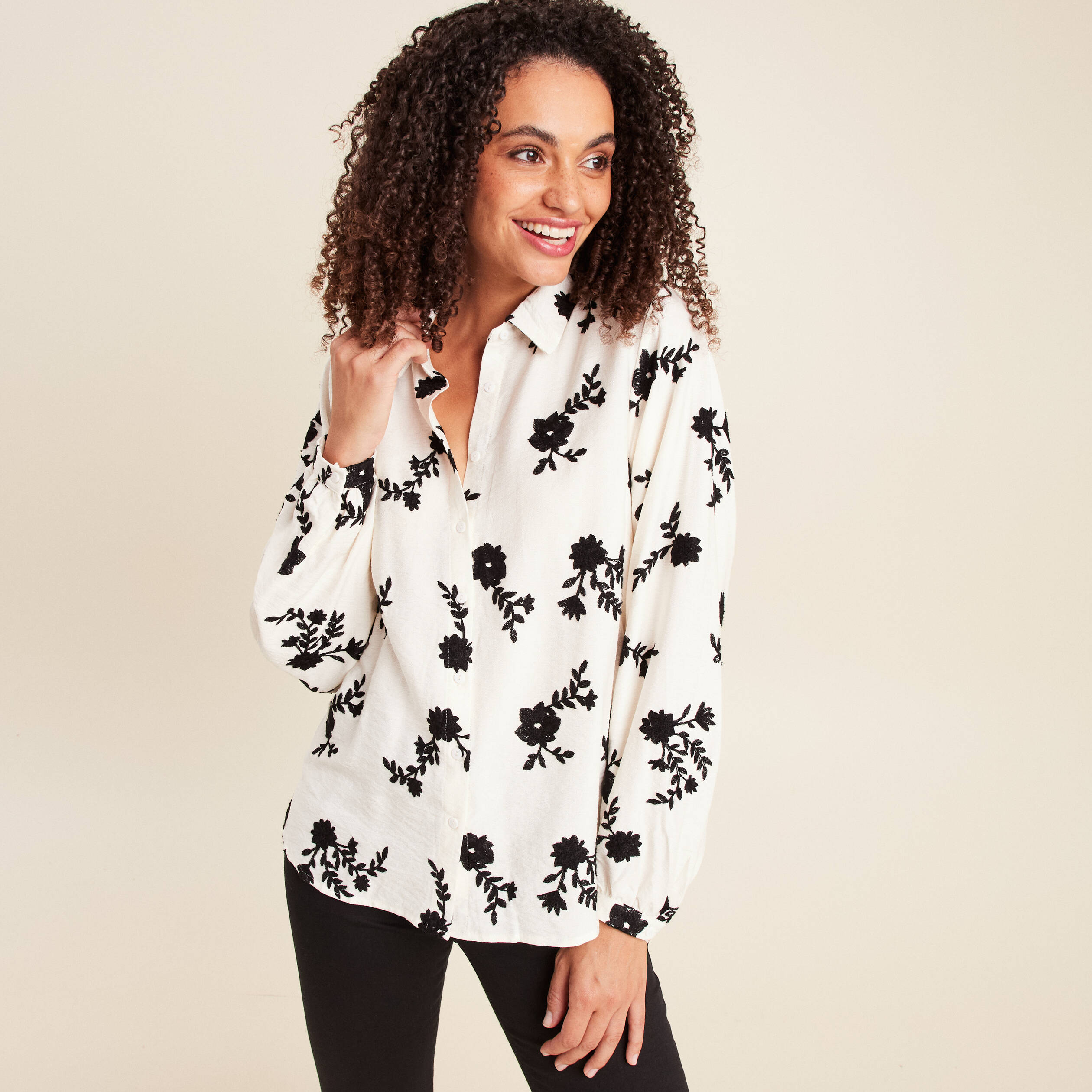 Chemise fluide brod&eacute;e manches longues blanc femme