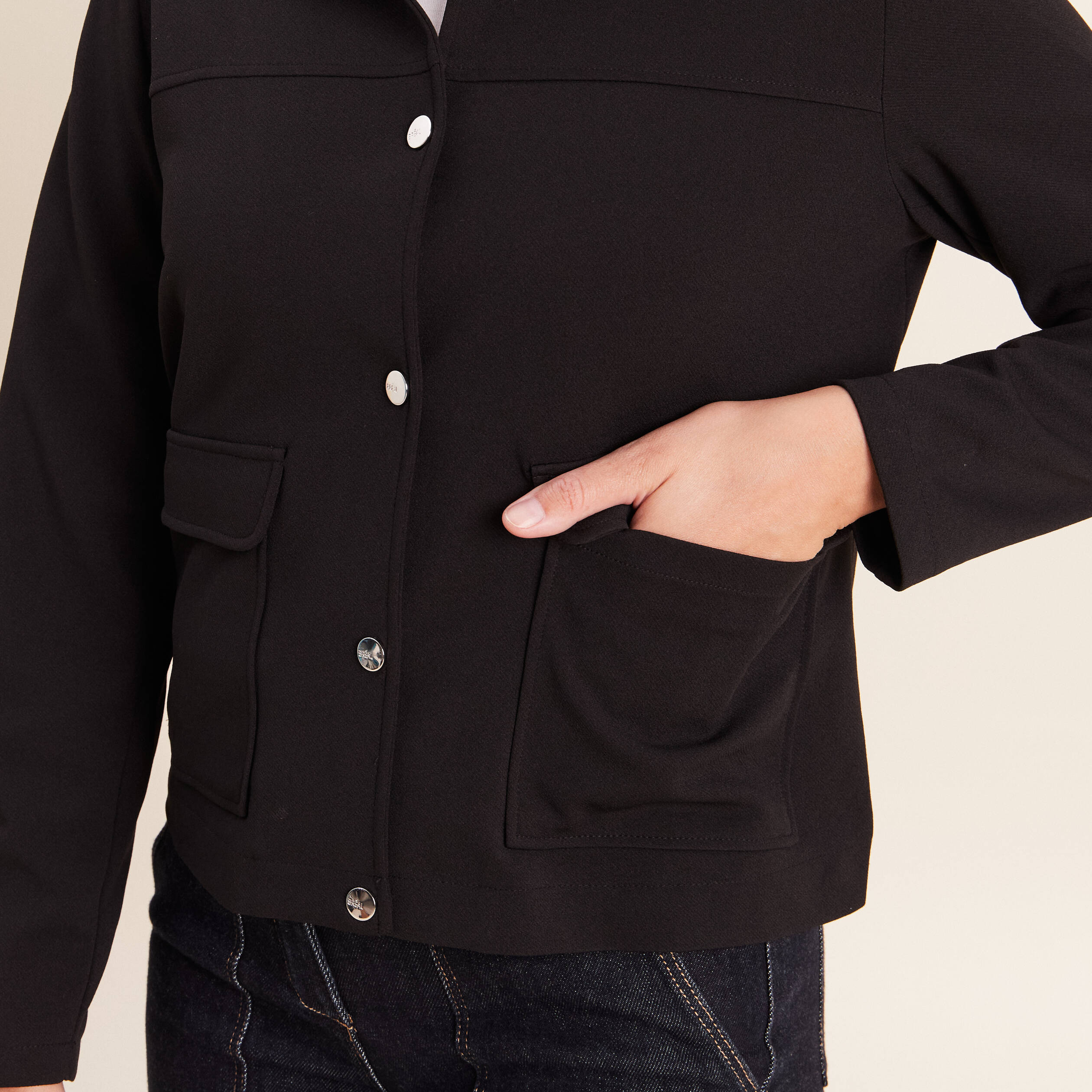 Veste courte droite manches longues noir femme