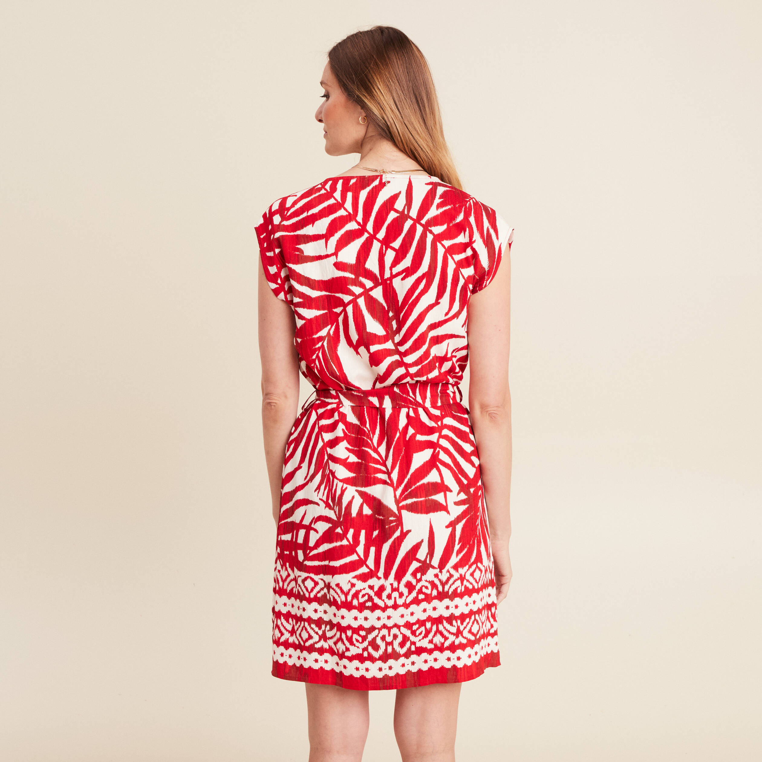 Robe droite courte col V manches courtes ecru femme