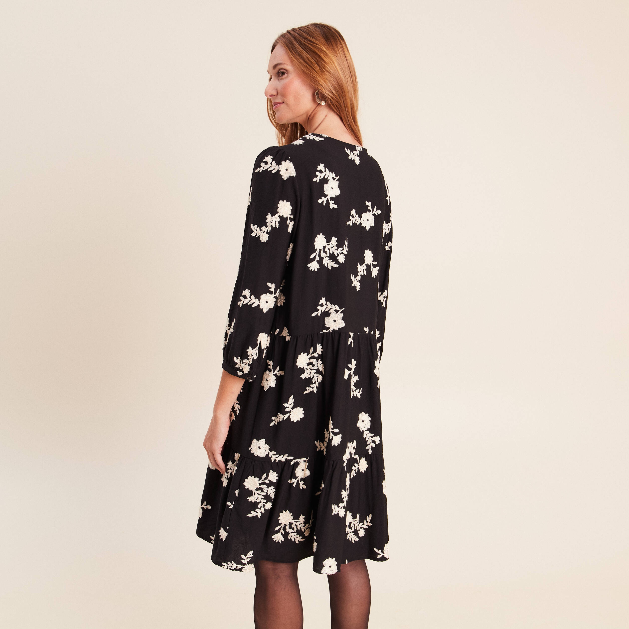 Robe courte &eacute;vas&eacute;e col v manches 3/4 noir femme