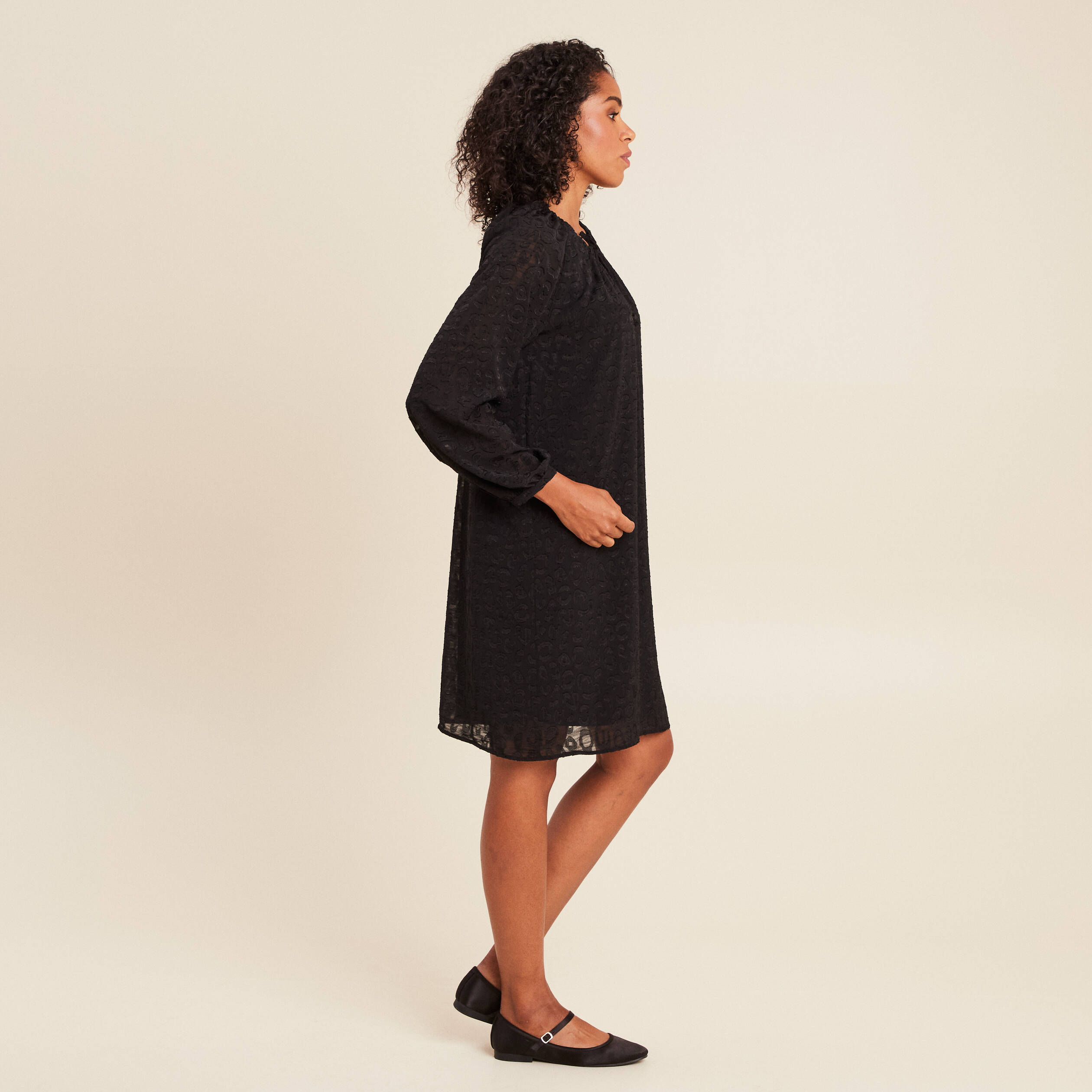 Robe courte &eacute;vas&eacute;e col v manches longues noir femme