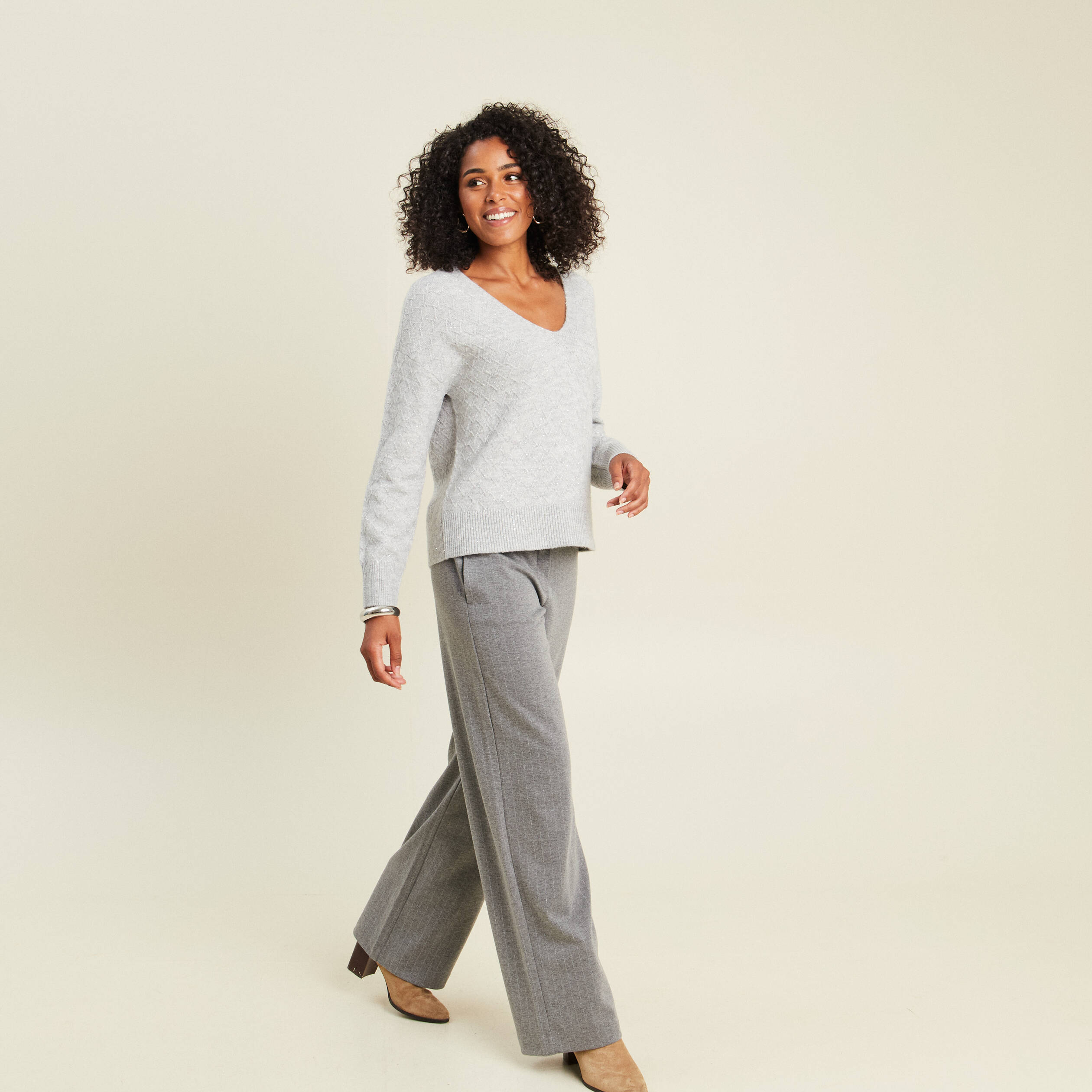 Pull col v &agrave; sequins gris clair femme