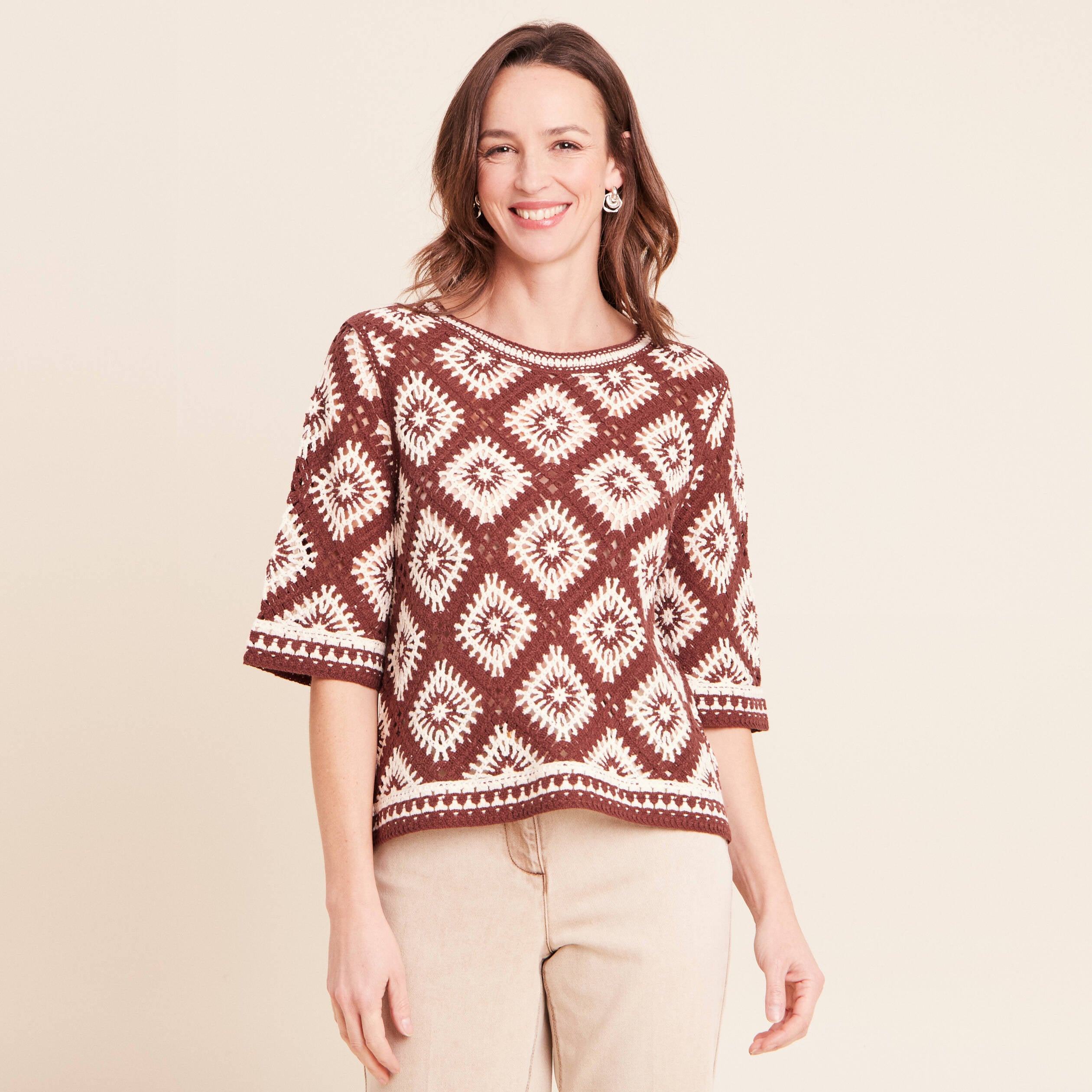 Pull en crochet col rond manches courtes marron femme