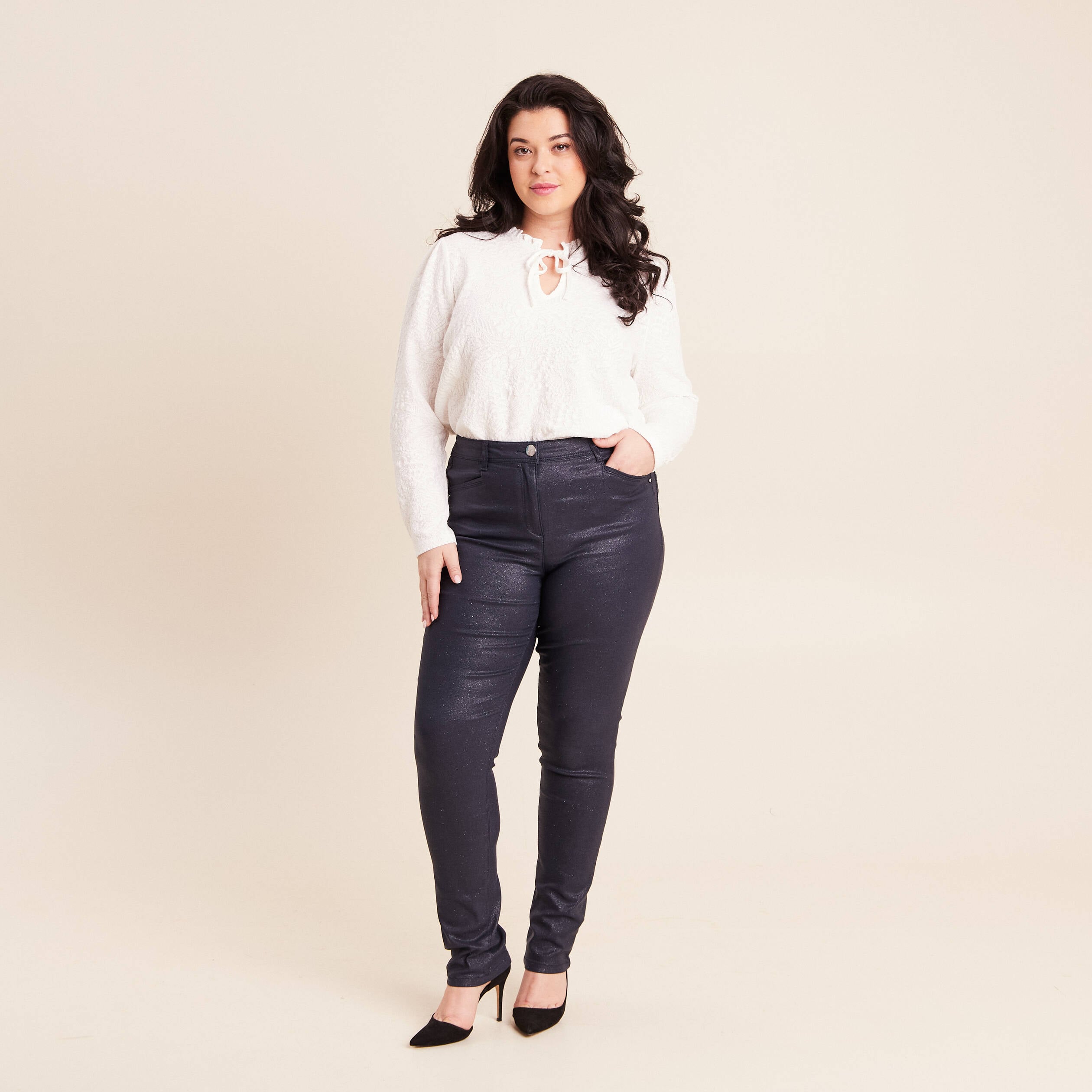 Pantalon iris&eacute; en similicuir bleu fonc&eacute; femme