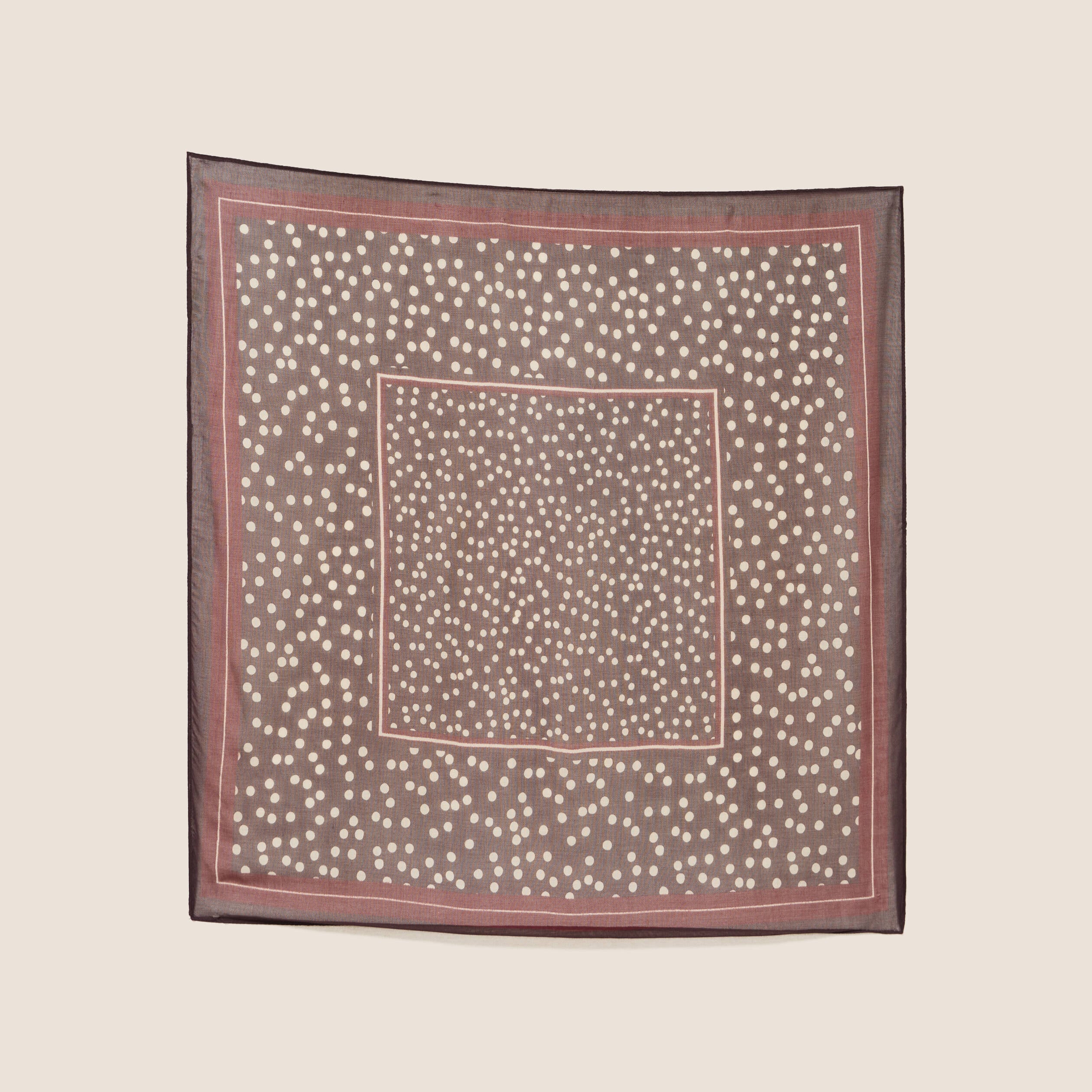 Foulard en tissu fluide marron fonc&eacute; femme