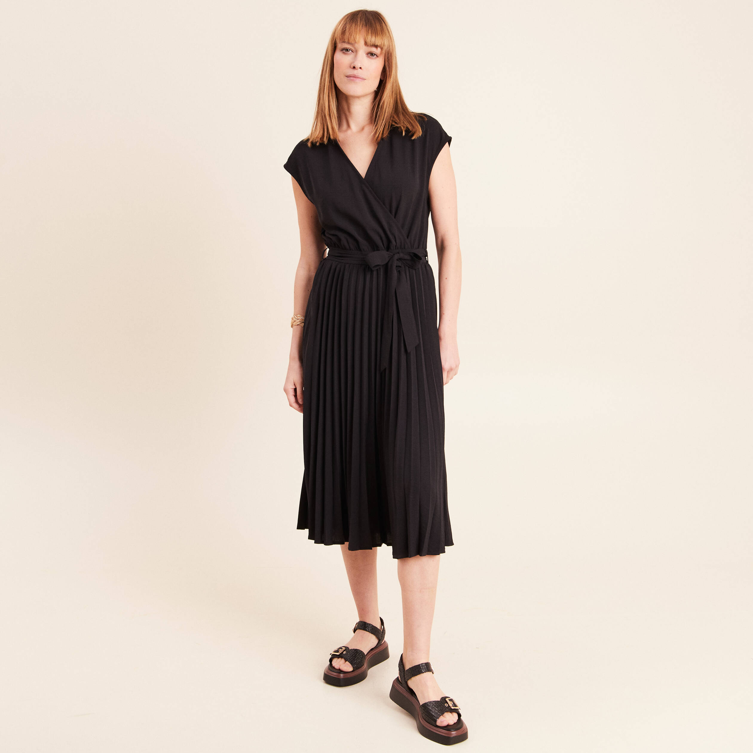 Robe &eacute;vas&eacute;e genou manches tr&egrave;s courtes noir femme