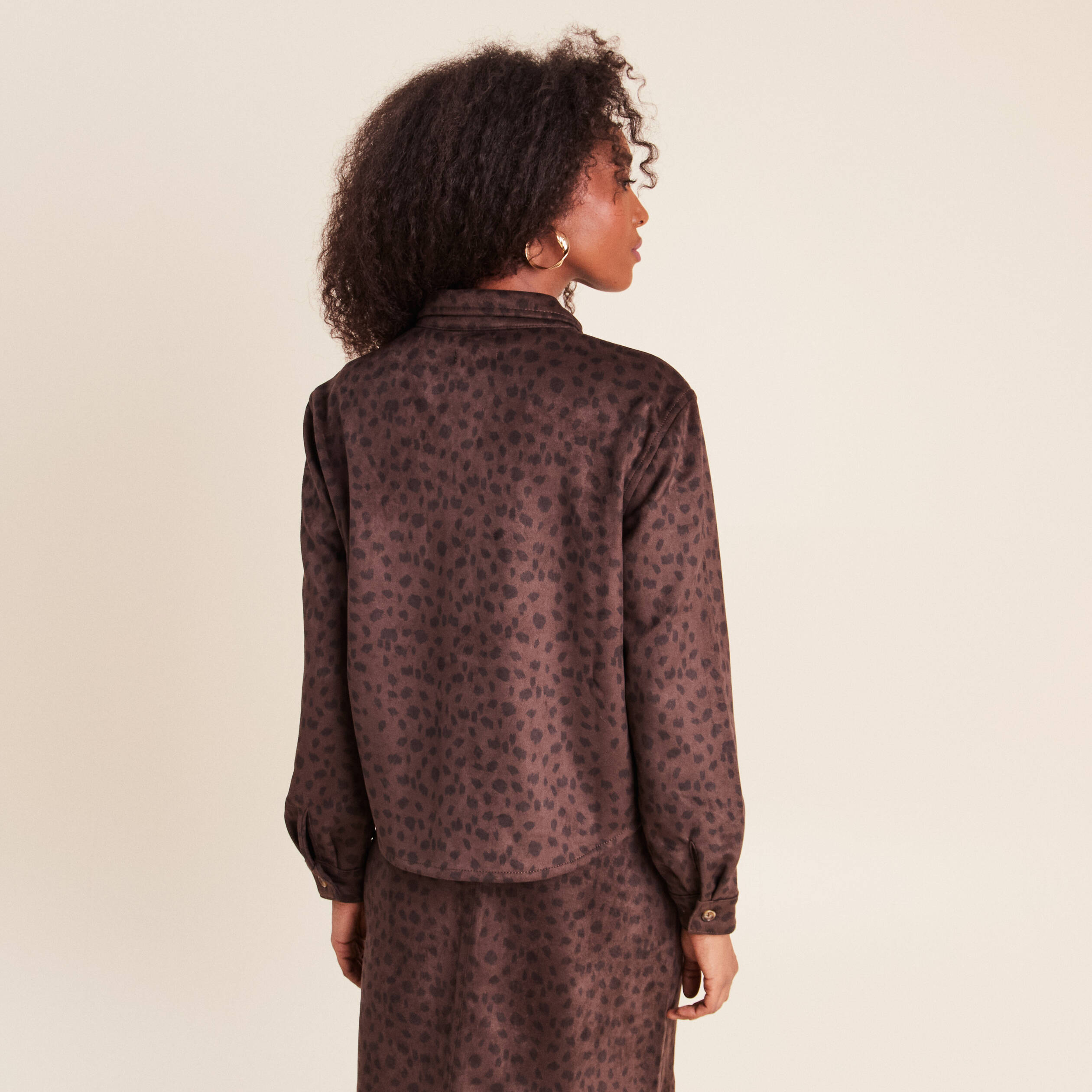 Chemise droite manches longues marron fonc&eacute; femme
