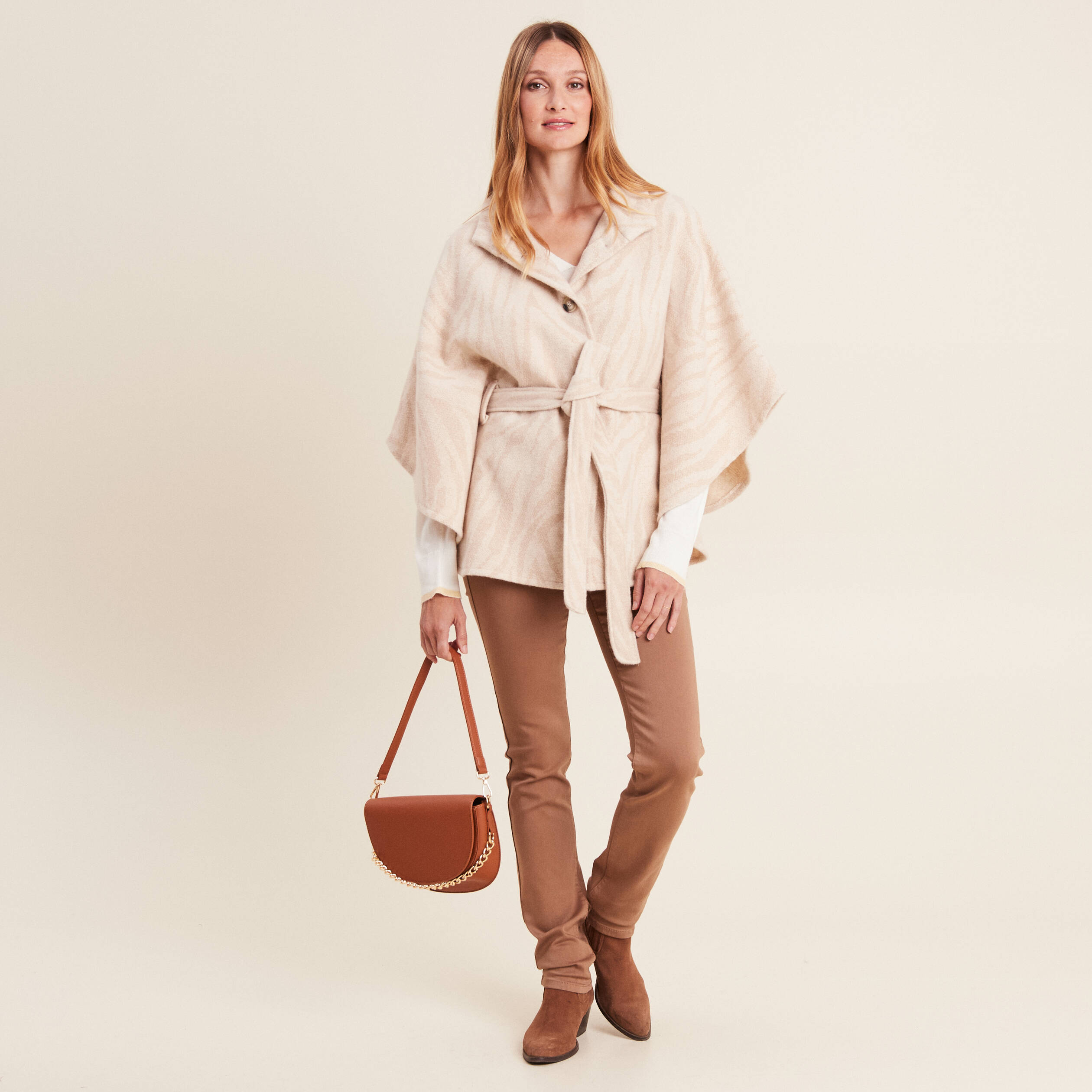 Cape boutonn&eacute;e et ceintur&eacute;e beige femme