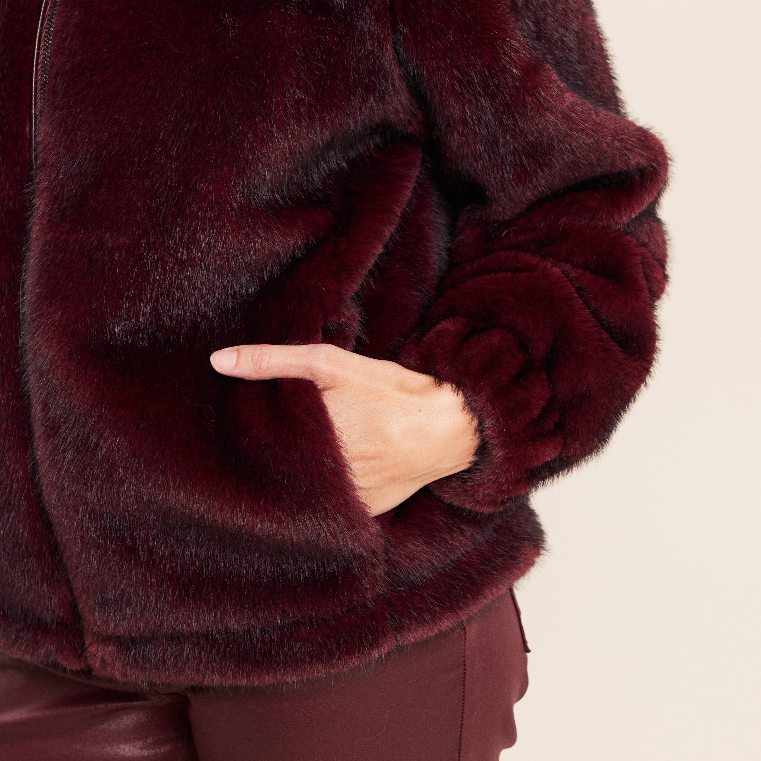 Manteau en fausse fourrure col montant bordeaux femme