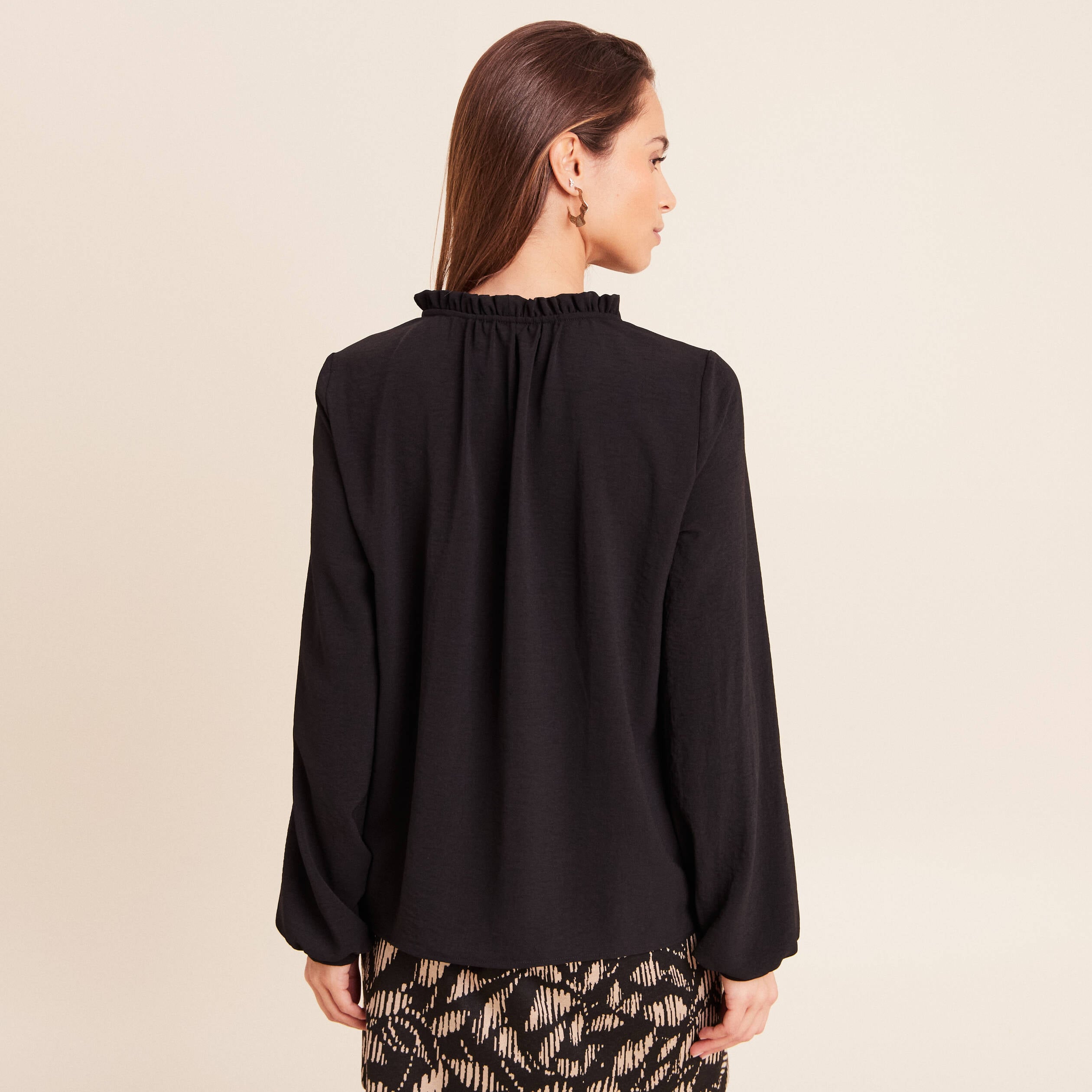 Blouse col v manches longues fluide noir femme