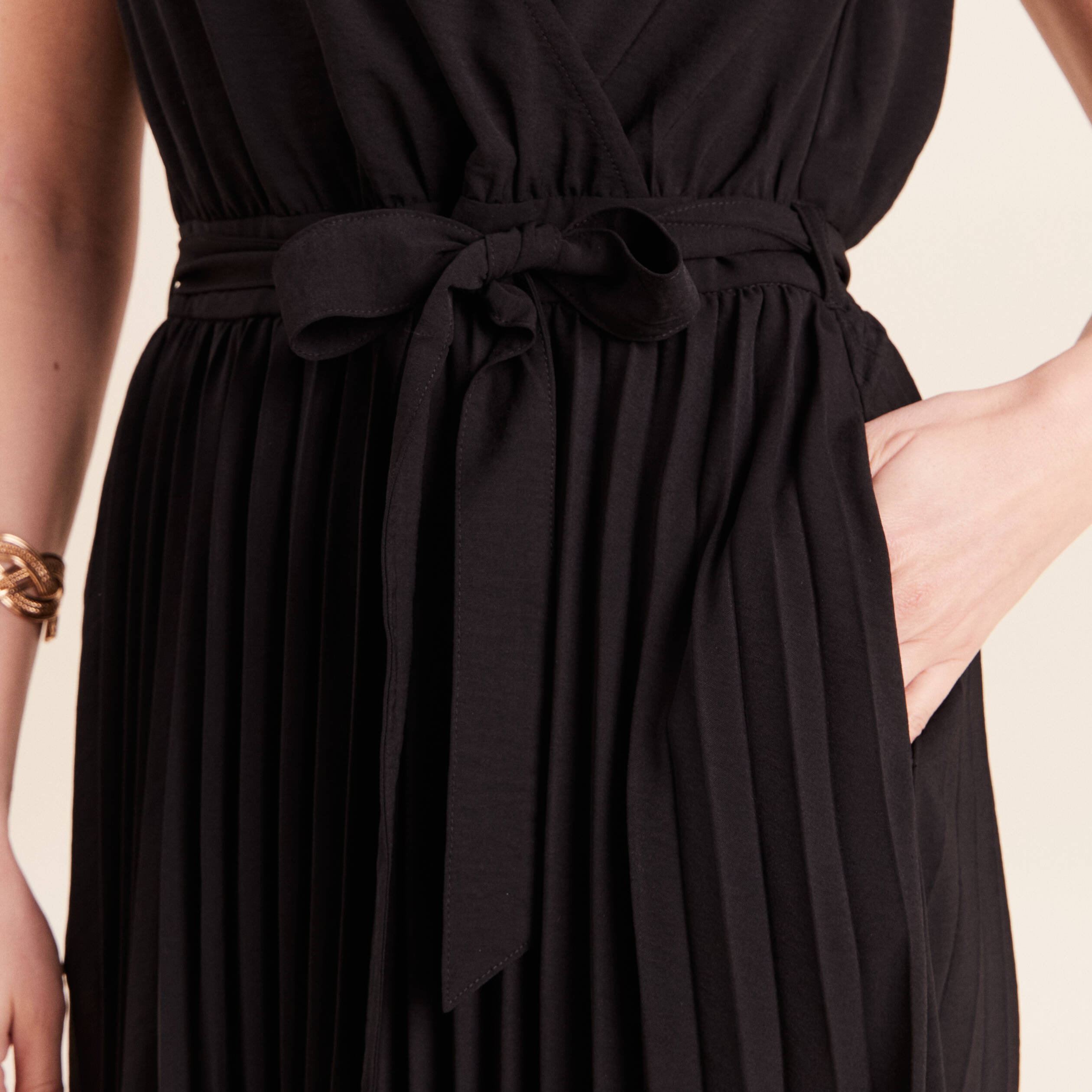 Robe &eacute;vas&eacute;e genou manches tr&egrave;s courtes noir femme