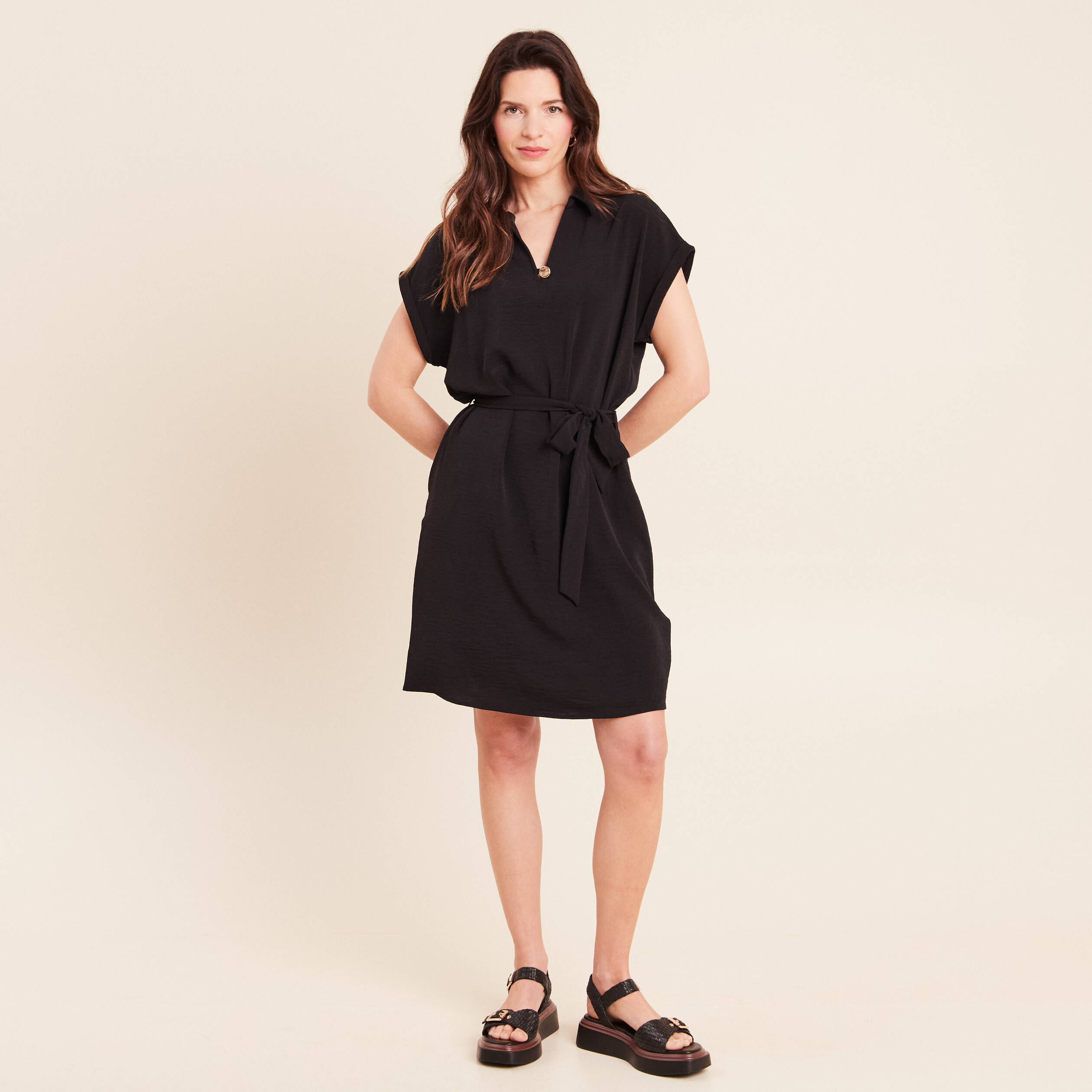 Robe droite courte manches courtes noir femme